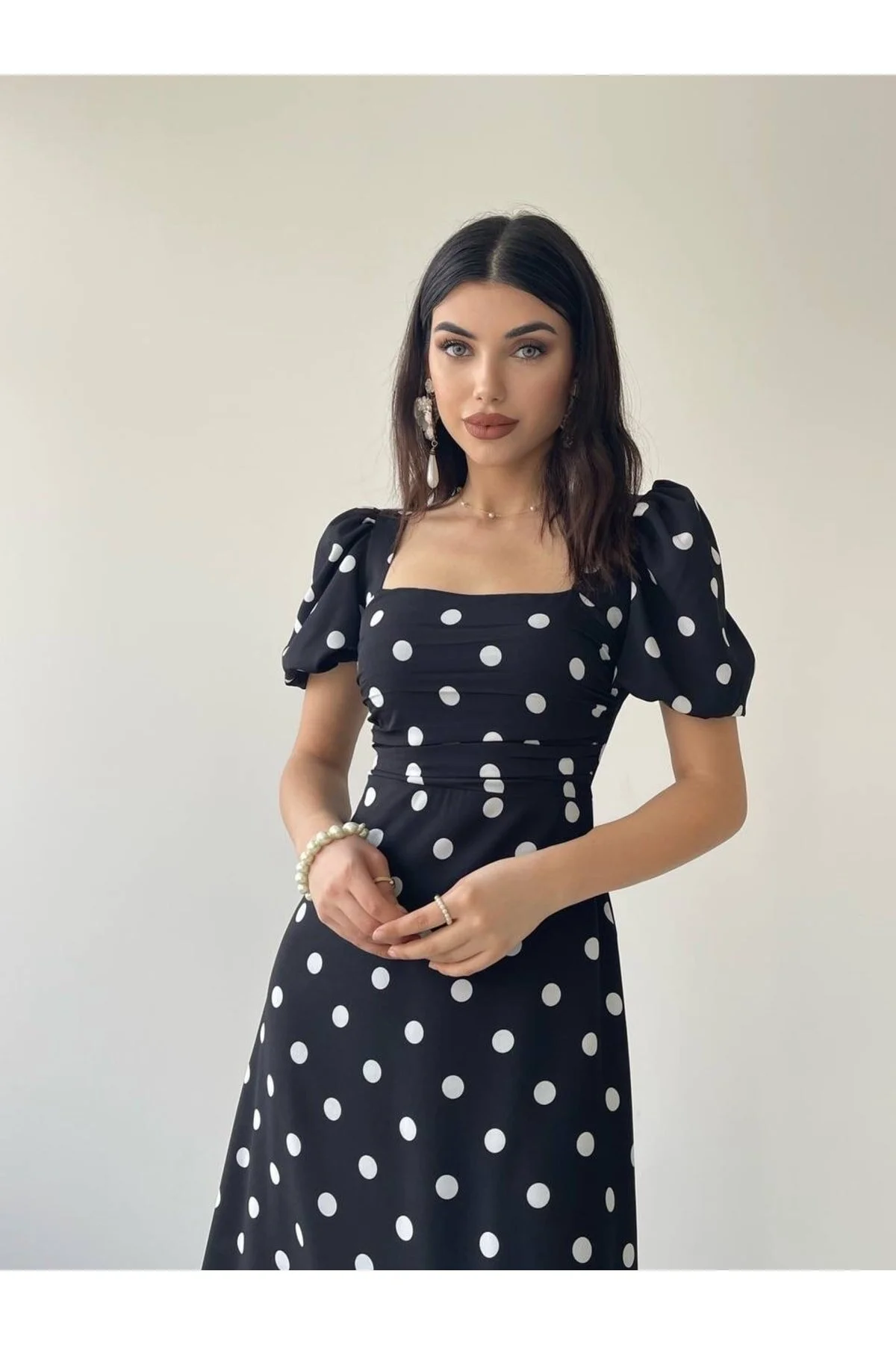 SONREİR  Langes, gepunktetes Kleid mit Ballonärmeln und quadratischem Ausschnitt
