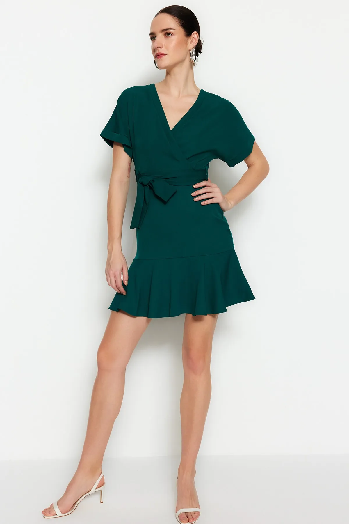Trendyol Collection  Grünes Mini-Webkleid mit Gürtel und Rüschen, zweireihigem Kragen TWOSS20EL0944