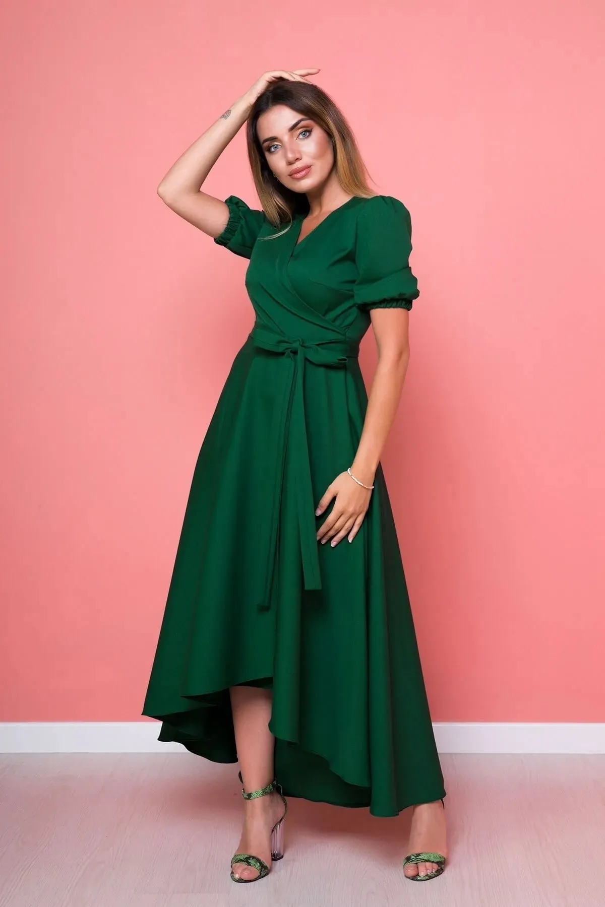 lovebox  Damen-Kleid aus flexiblem Atlas-Stoff mit Gürtel, asymmetrischem Schnitt, Midi-Länge, zweireihiger Kragen, grün, ausgestelltes Kleid 410