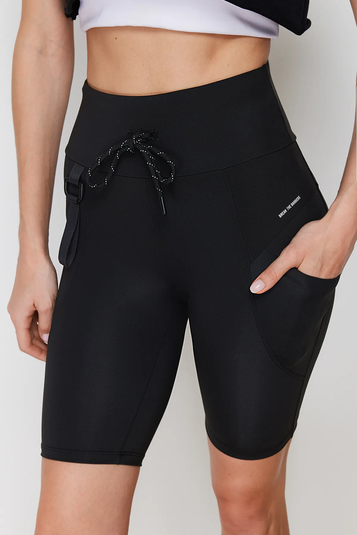 Trendyol Collection  Schwarze matte Restorer-Tasche und Einfassung, detaillierte gestrickte Sport-Biker-/Radfahrer-/Kurz-Leggings THMSS24TY00007