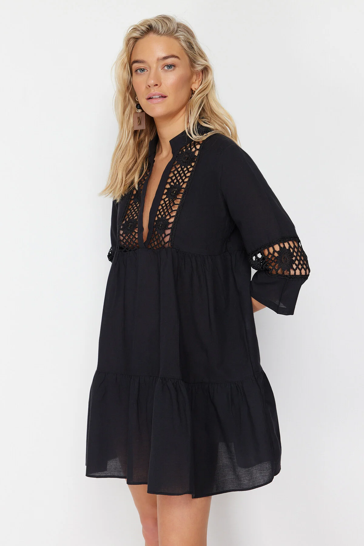 Trendyol Collection  Schwarzes Mini-Strandkleid aus 100 % Baumwolle mit gewebter Spitze und Details TBESS20EL0854