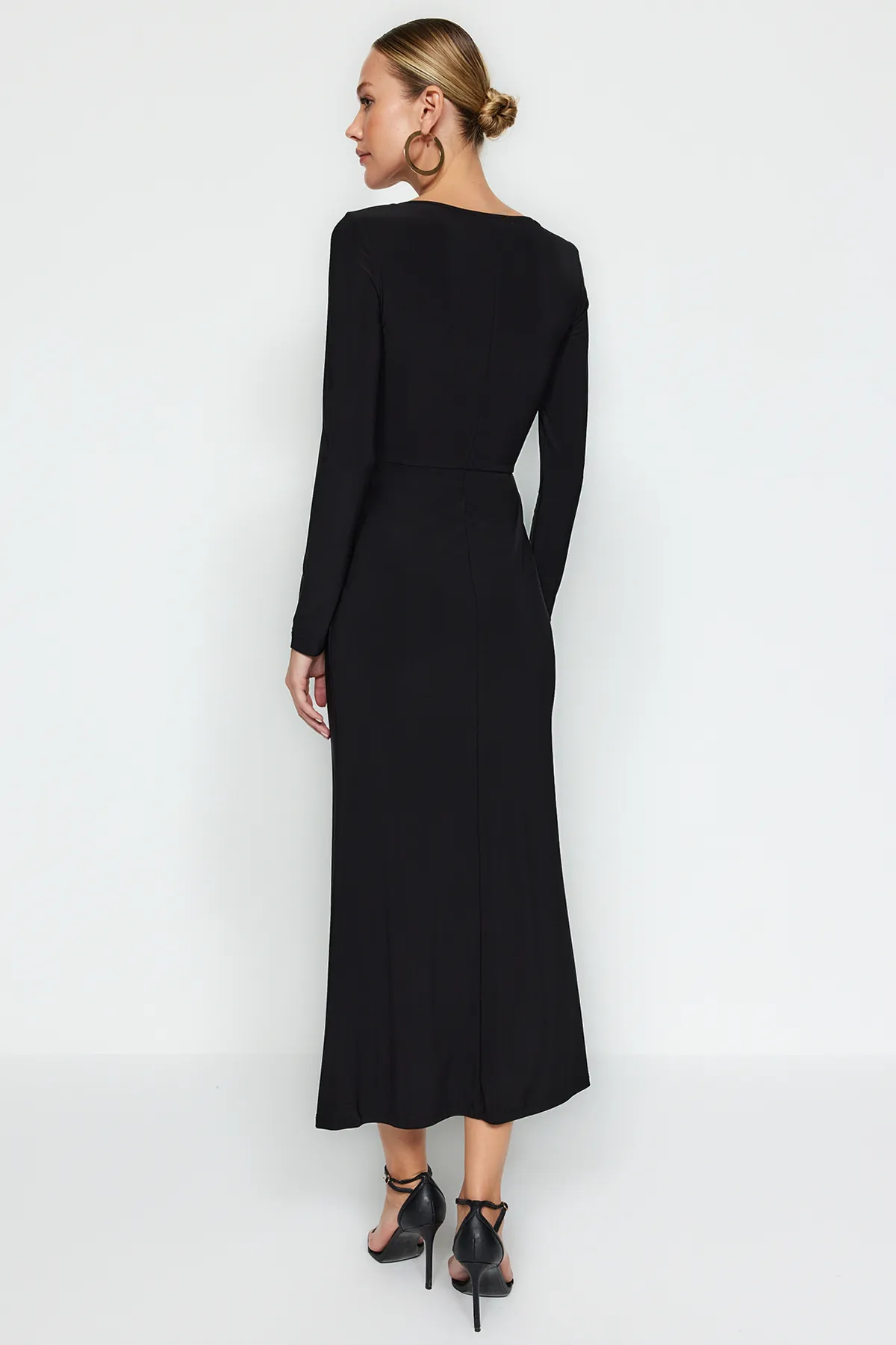 Trendyol Collection  Schwarzes, figurbetontes Maxi-Strickkleid mit Volants und quadratischem Ausschnitt TWOAW24EL00613