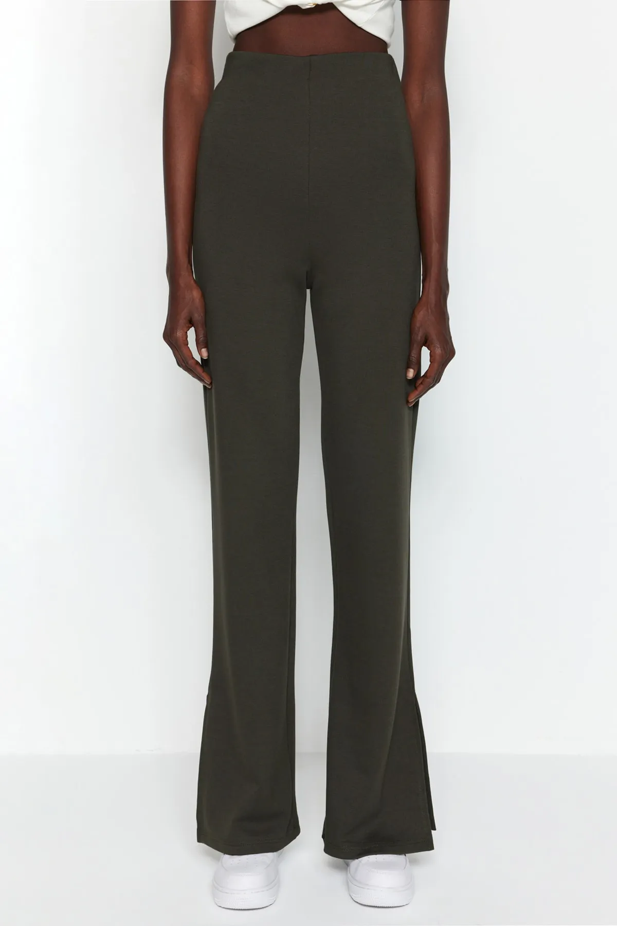 Trendyol Collection  Khakifarbene, seitlich geschlitzte, ausgestellte/spanische Strickhose mit hohem Bund TWOSS23PL00134