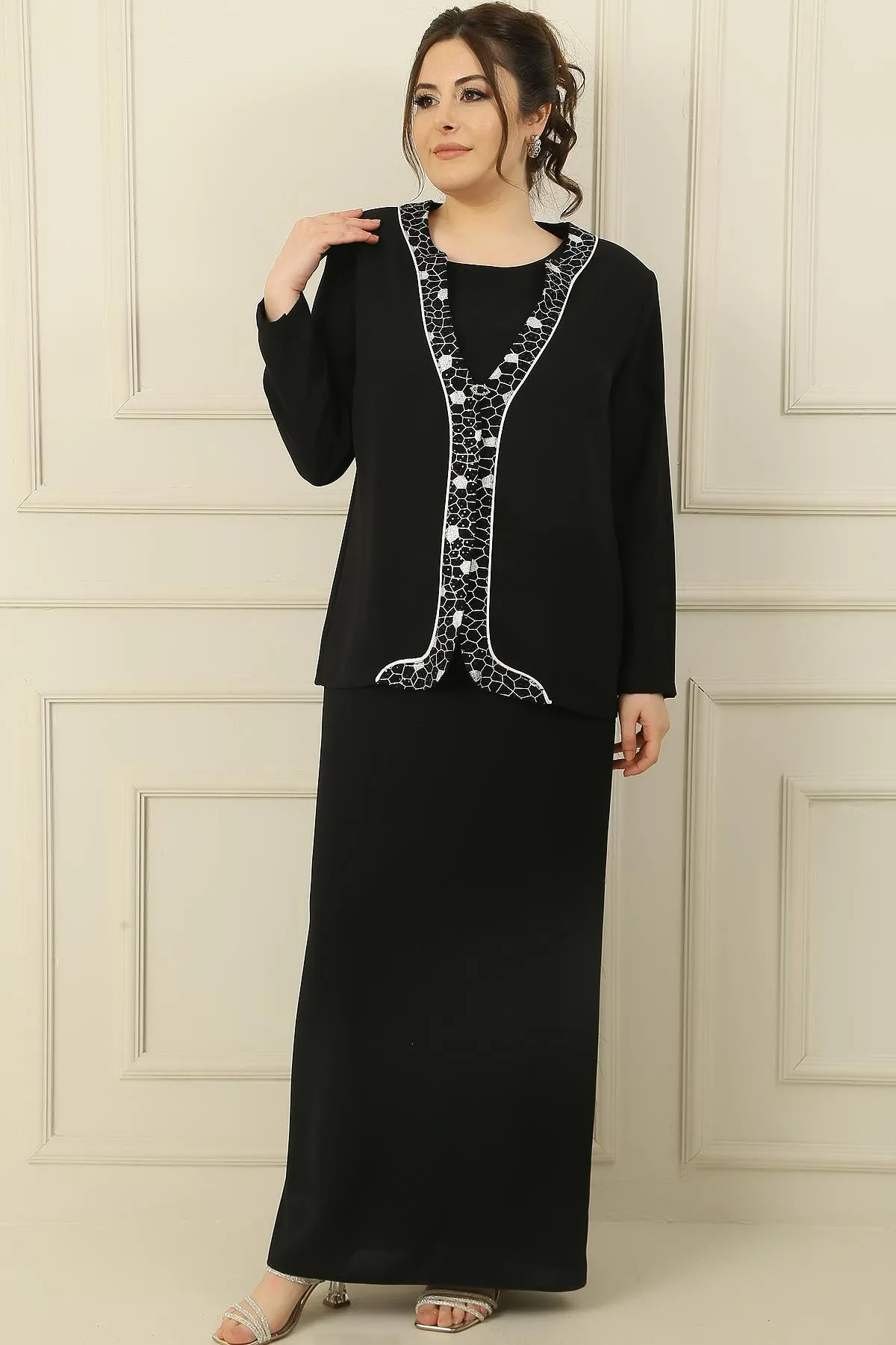 By Saygı  2-teiliges Set aus ärmellosem, gefüttertem, langem Kleid mit vergoldeter Paillettenjacke vorne und großem Krepp