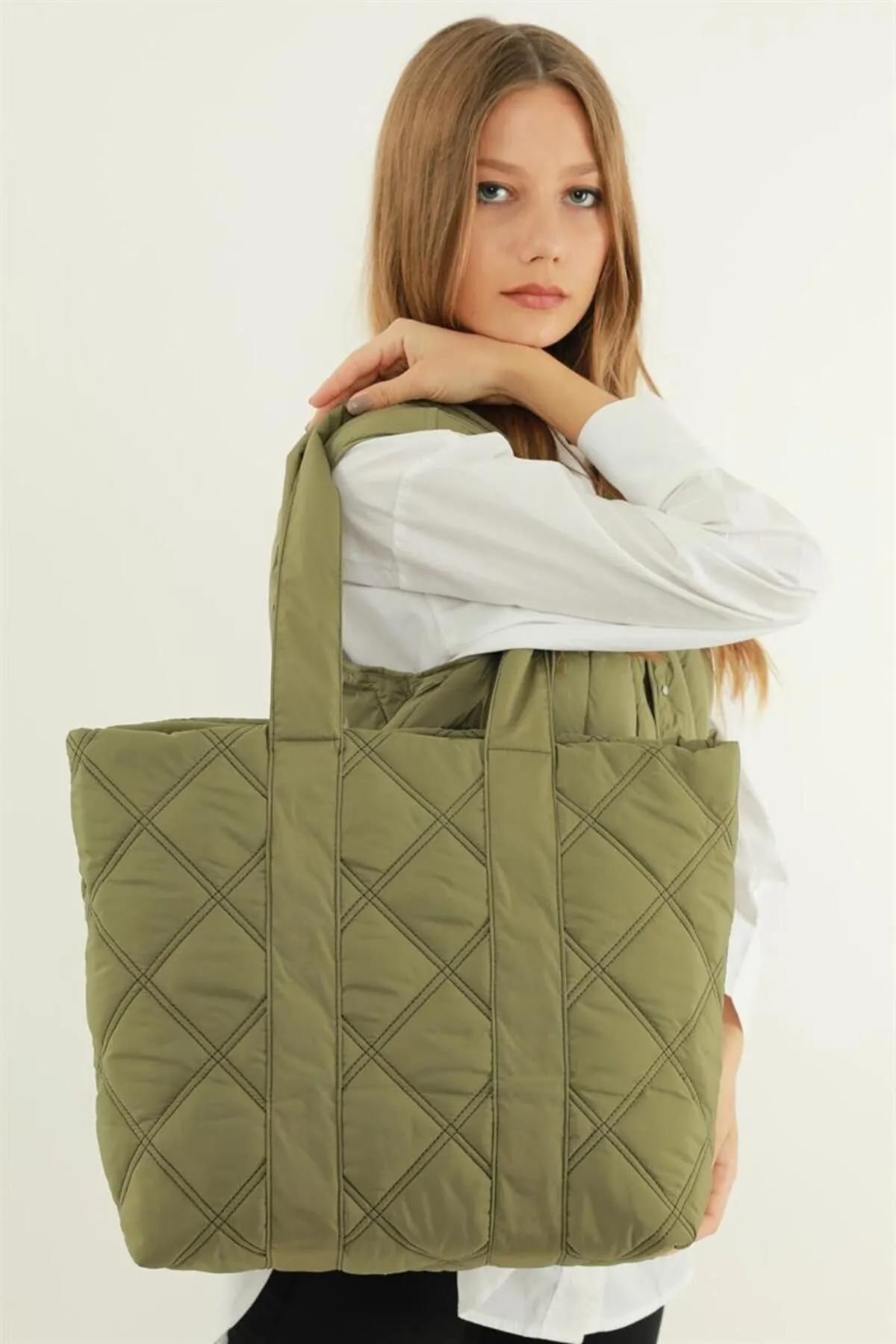Madamra  Khakifarbene Damen-Pufftasche mit Steppmuster