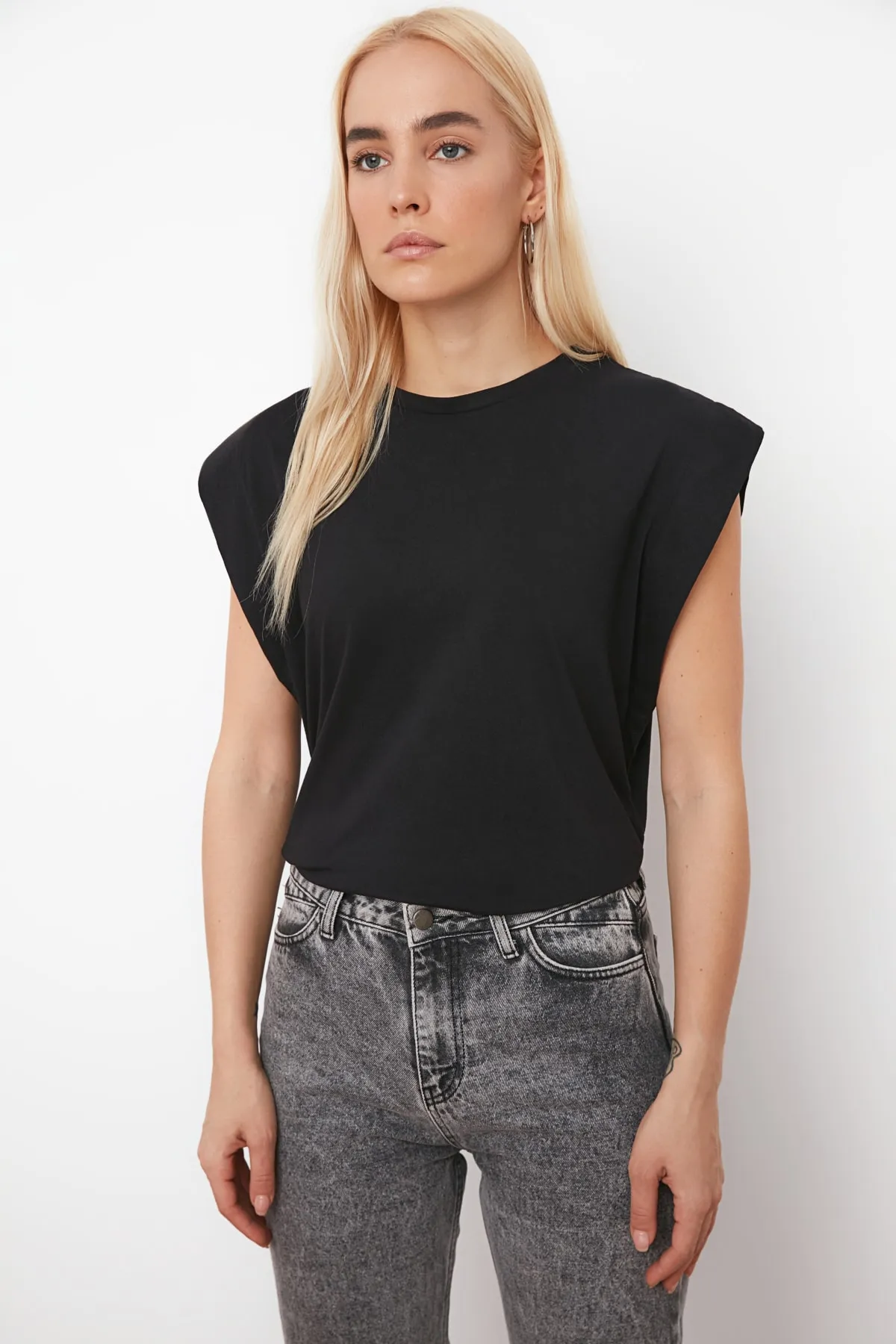 Trendyol Collection  Schwarzes Basic-Strick-T-Shirt mit Rundhalsausschnitt aus 100 % Baumwollwatte TWOSS20TS0021