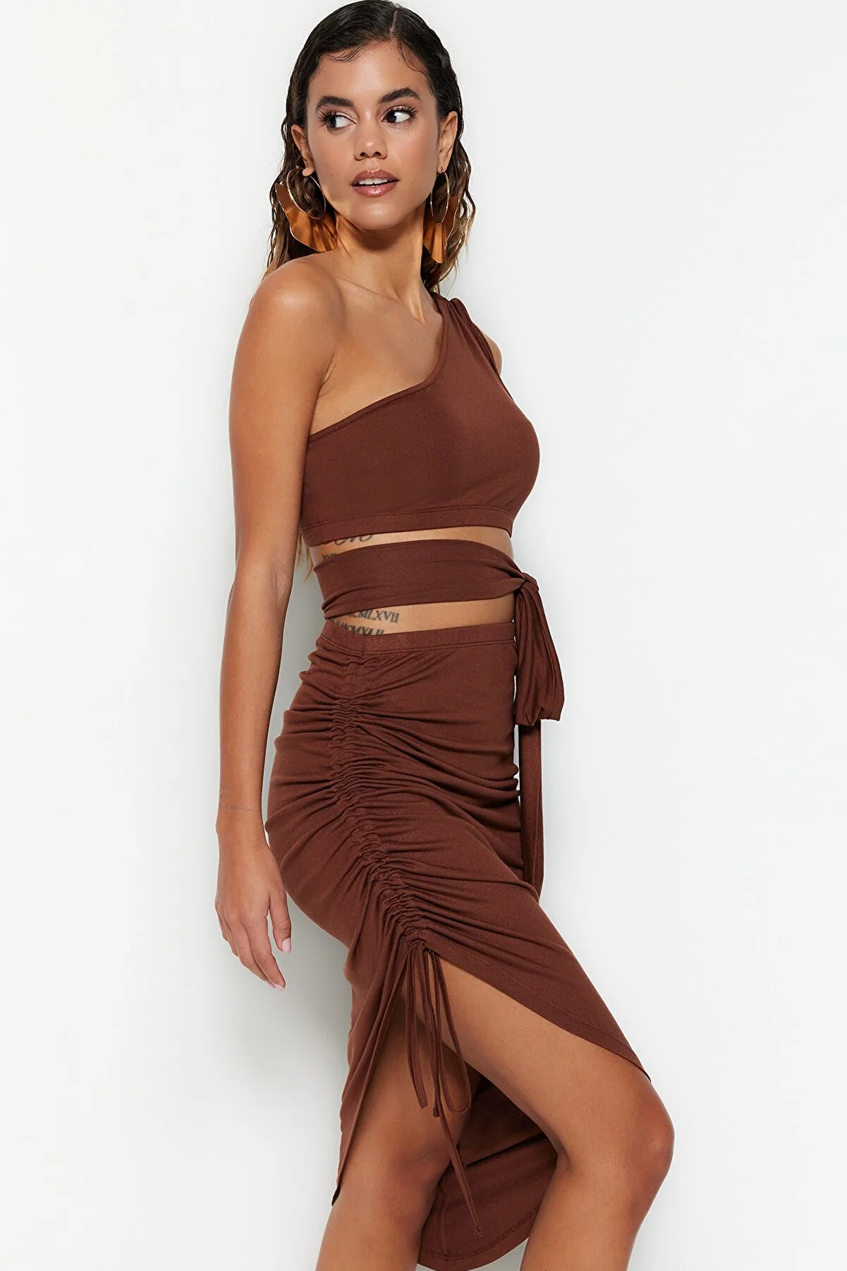 Trendyol Collection  Braunes, gestricktes One-Shoulder-Blusenrock-Set mit Ausschnitt/Fenster TBESS22AU0224