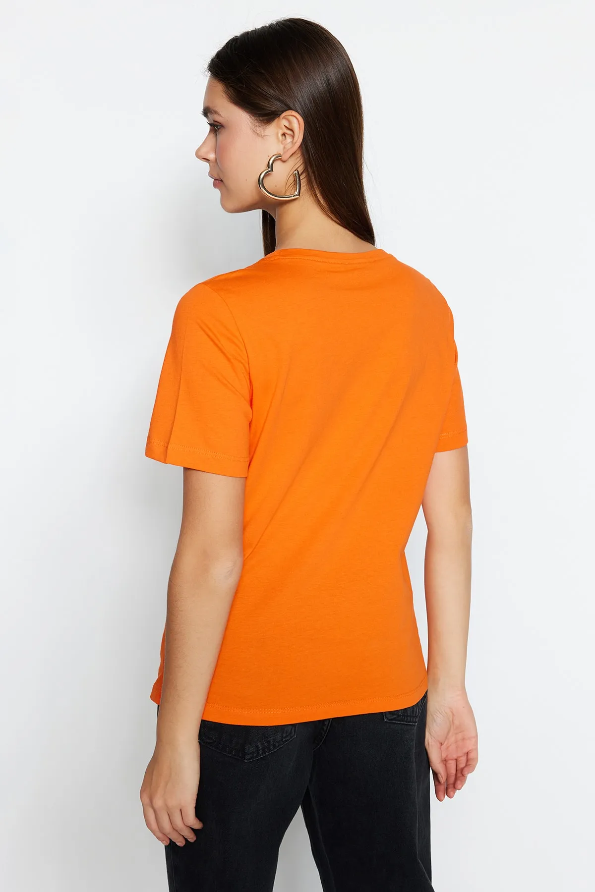 Trendyol Collection  Orangefarbenes Basic-Strick-T-Shirt mit Rundhalsausschnitt aus 100 % Baumwolle TWOSS23TS00000