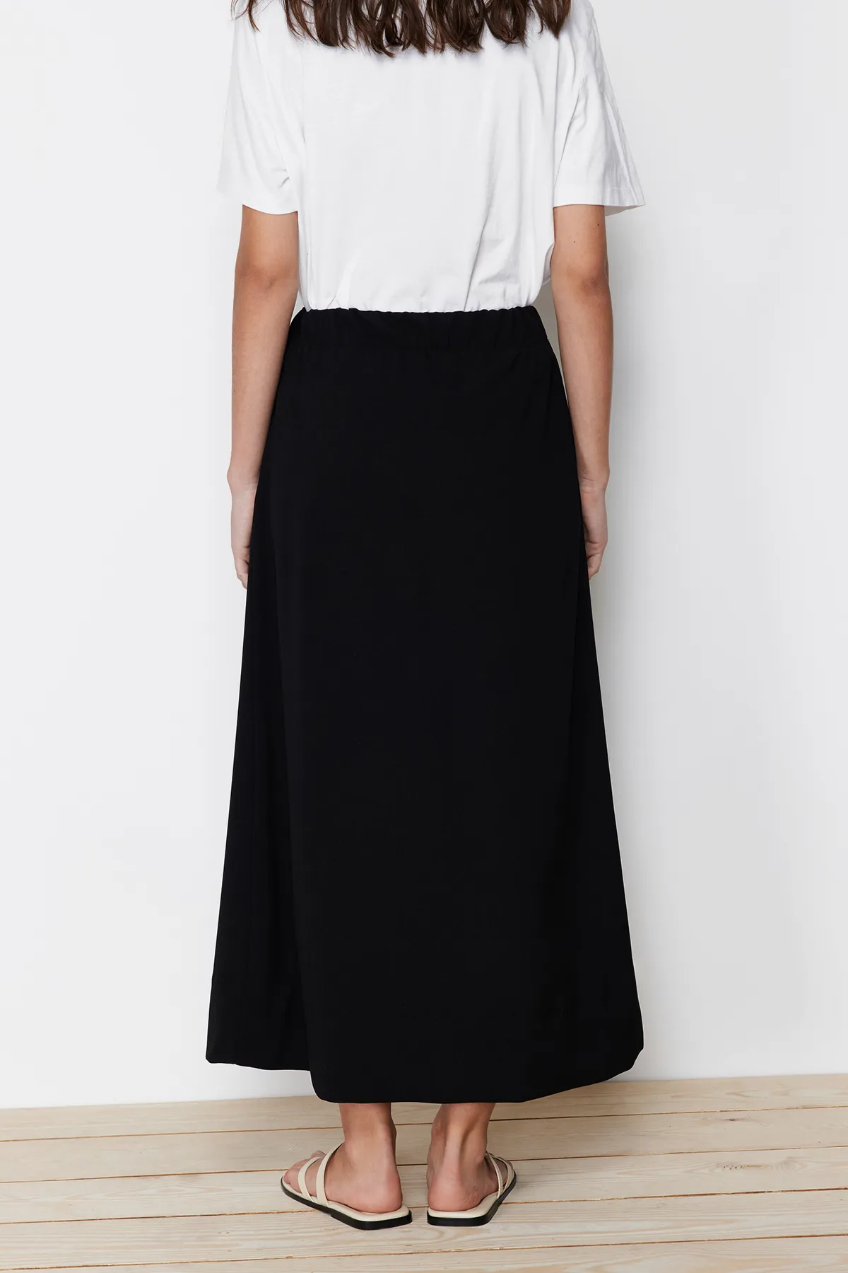 Trendyol Modest  Schwarzer schlichter Strickrock mit elastischem Bund TCTSS24EE00006