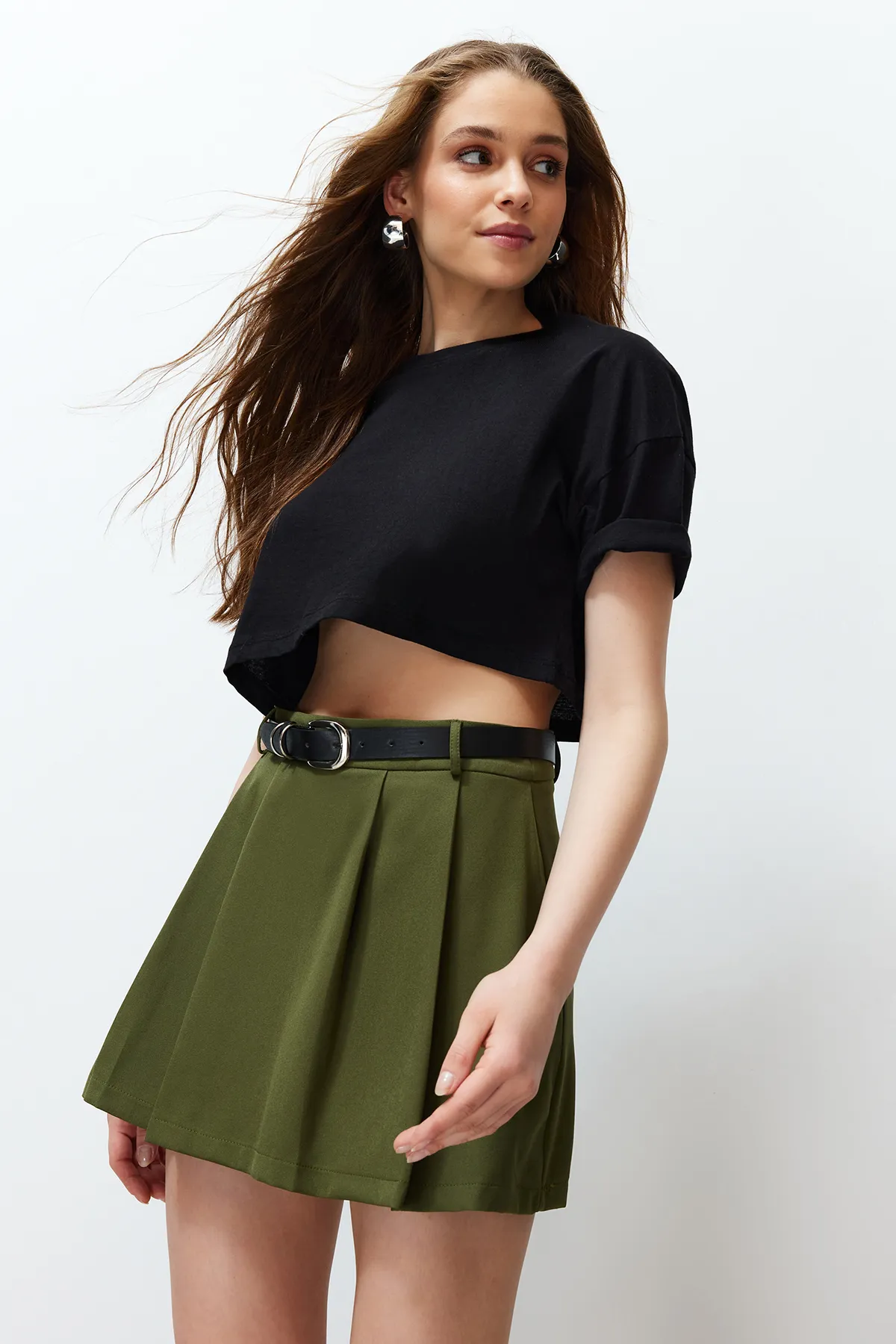 Trendyol Collection  Khakifarbene gewebte Shorts mit Gürtel TWOSS24SR00050