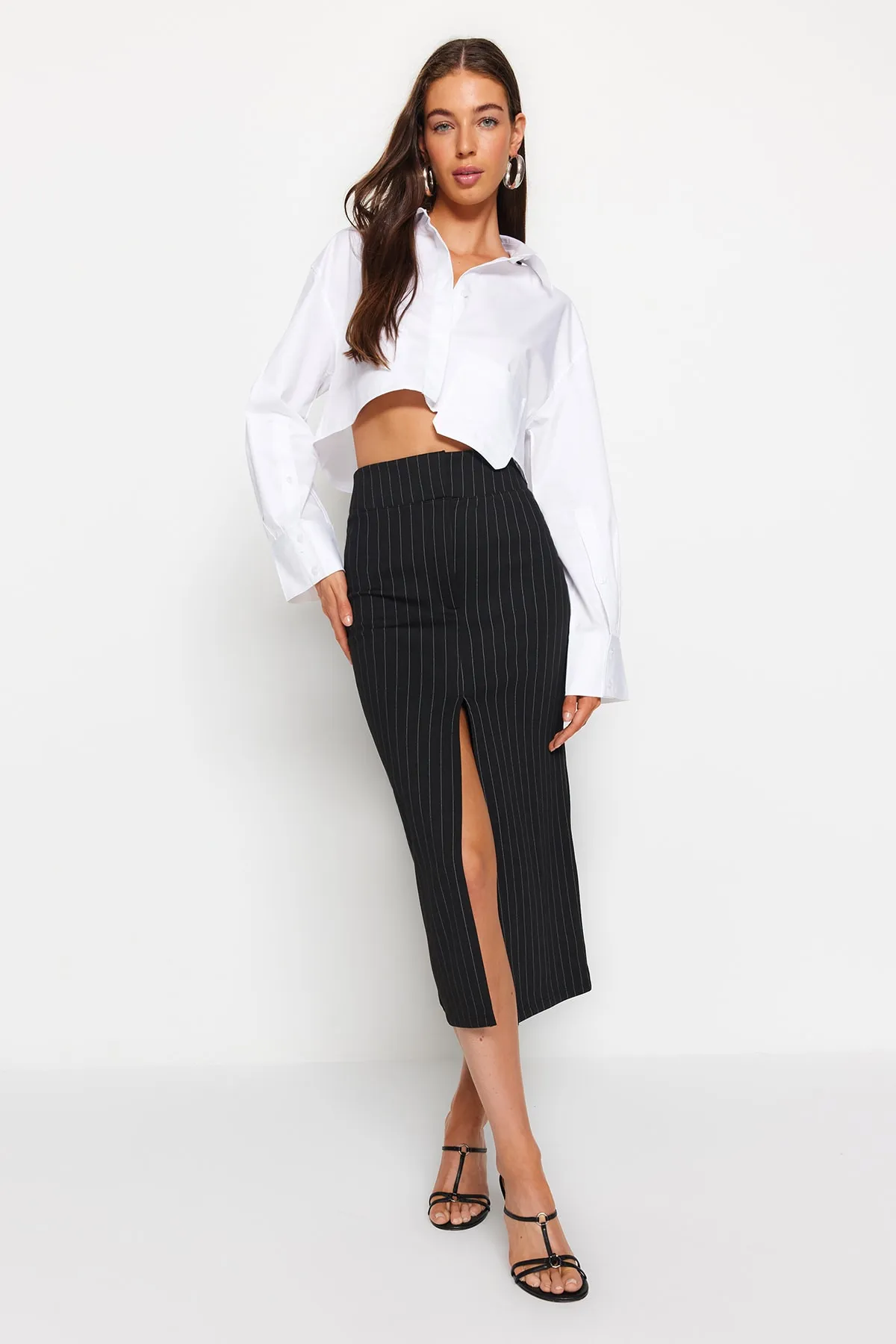 Trendyol Collection  Schwarzer gestreifter Maxi-Strickrock mit Schlitz und hoher Taille TWOSS23ET00376