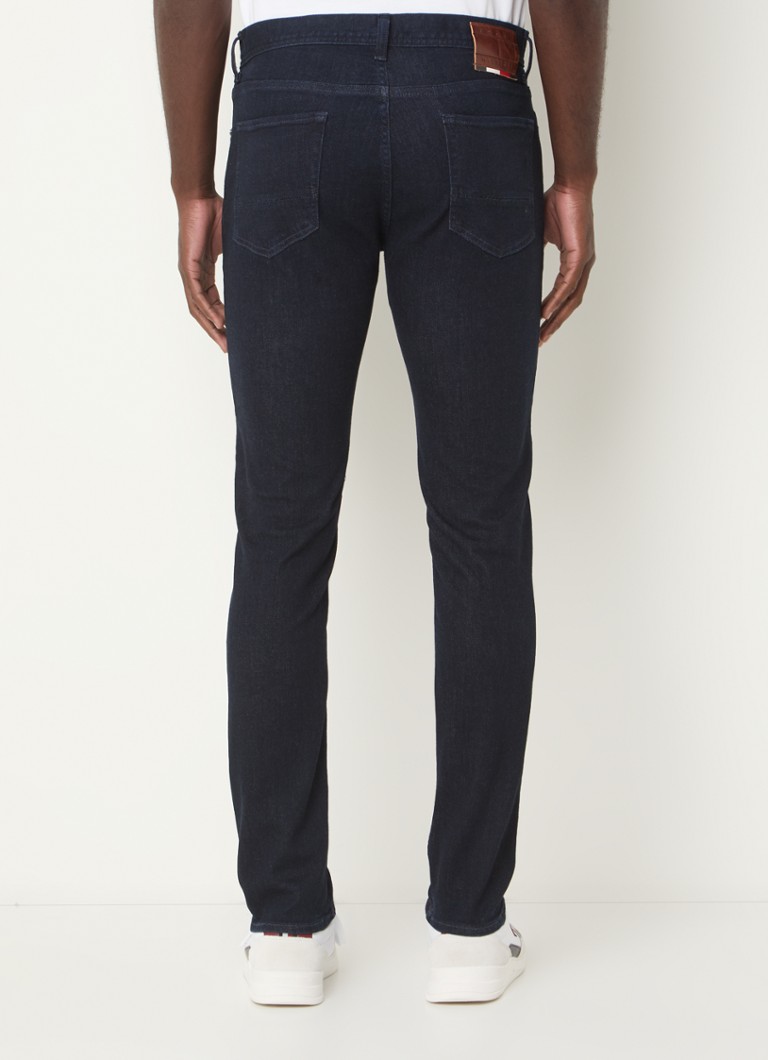 Calça jeans Tommy Hilfiger Core slim fit com lavagem escura e bolsos laterais.