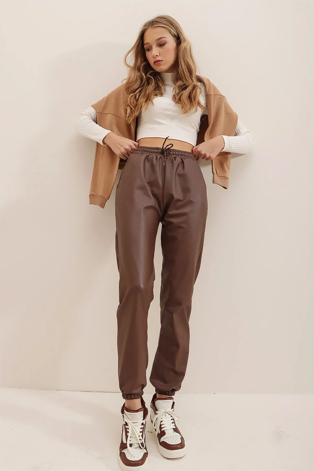 Trend Alaçatı Stili  Damen-Hose aus schokoladenbraunem, doppeltem Taillen- und Handgelenksgummi, lässig, aus Kunstleder, ALC-X7329