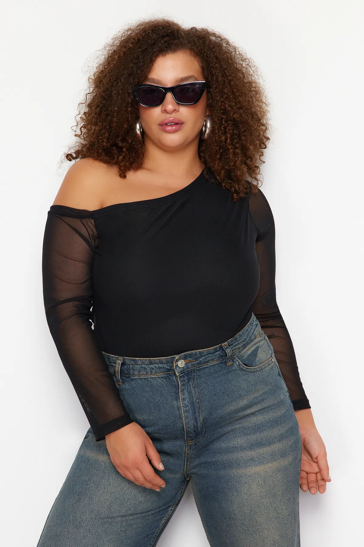 Trendyol Curve  Schwarze, mit Tüll gefütterte Strickbluse mit asymmetrischem Kragen TBSSS24AF00025
