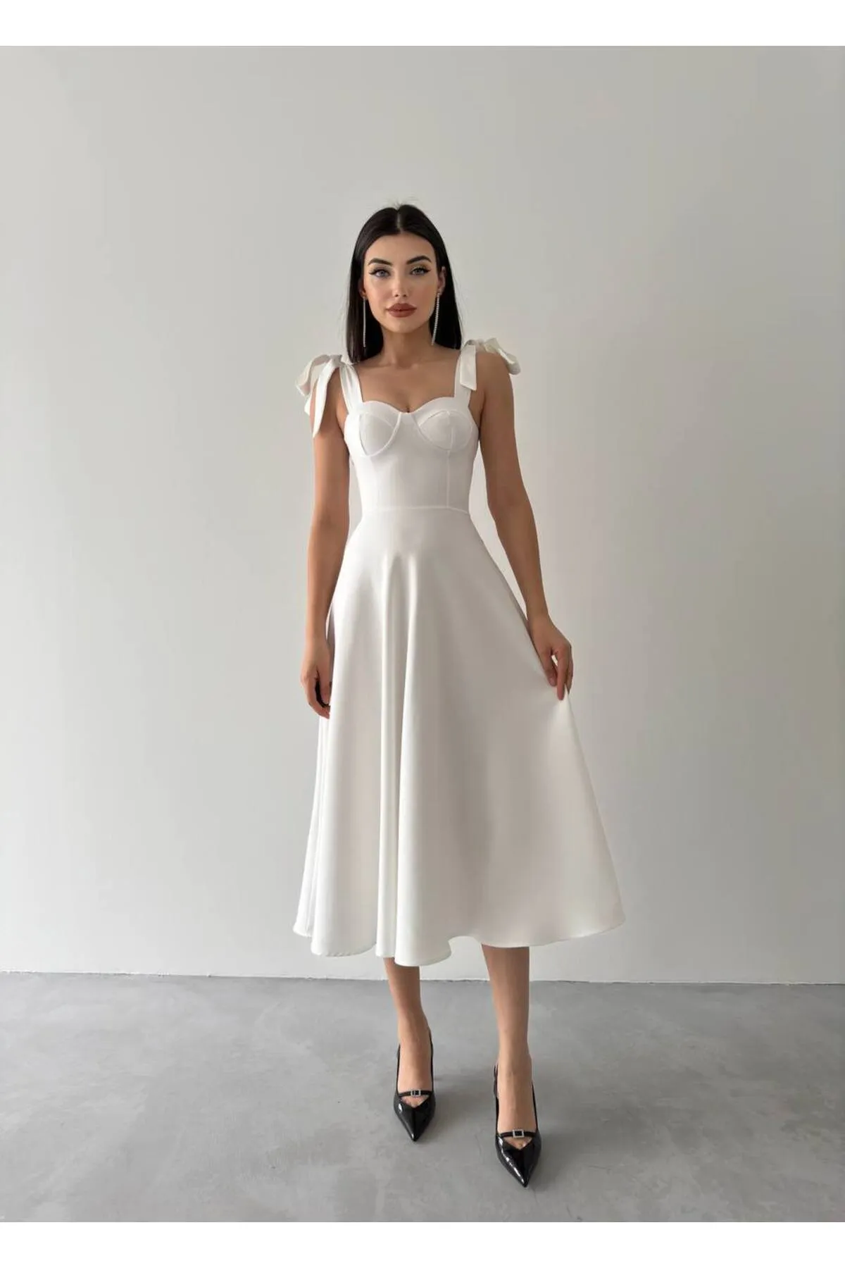 SONREİR  MIDIKLEID MIT HOSENTRÄGERBINDUNG UND HERZKRAGEN