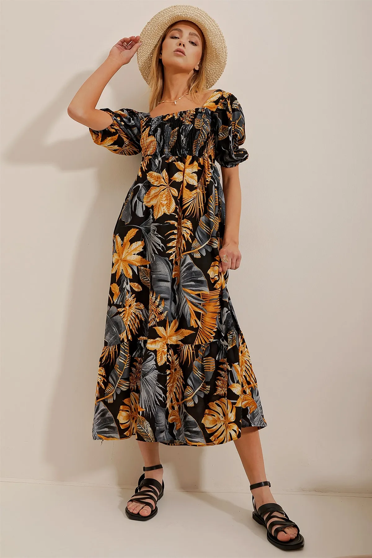 Trend Alaçatı Stili  Senfschwarzes, glitzerndes Kleid mit quadratischem Kragen und Rüschen in Midilänge für Damen aus gemusterter, gewebter Viskose ALC-X10338
