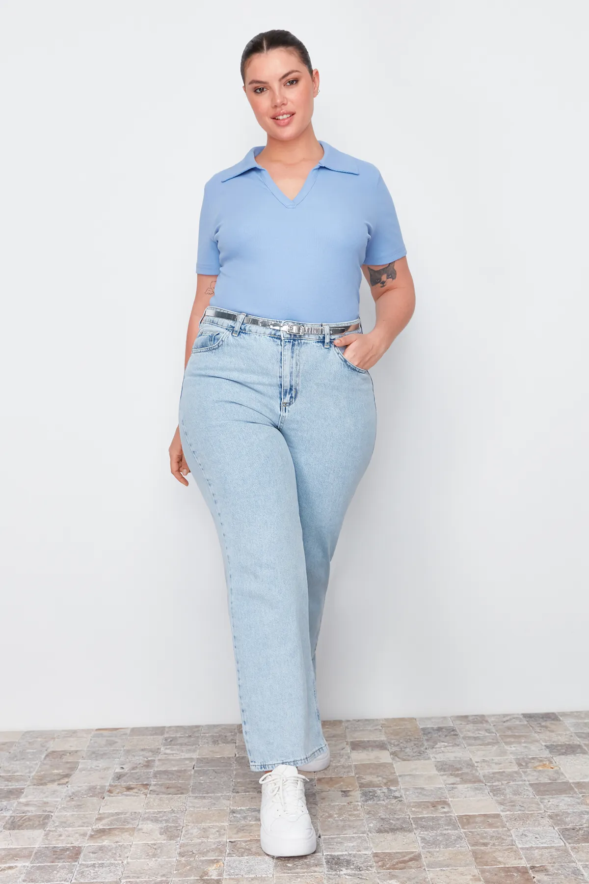 Trendyol Curve  Blaue, figurbetonte Strickbluse mit Polokragen TBSSS22BZ0750