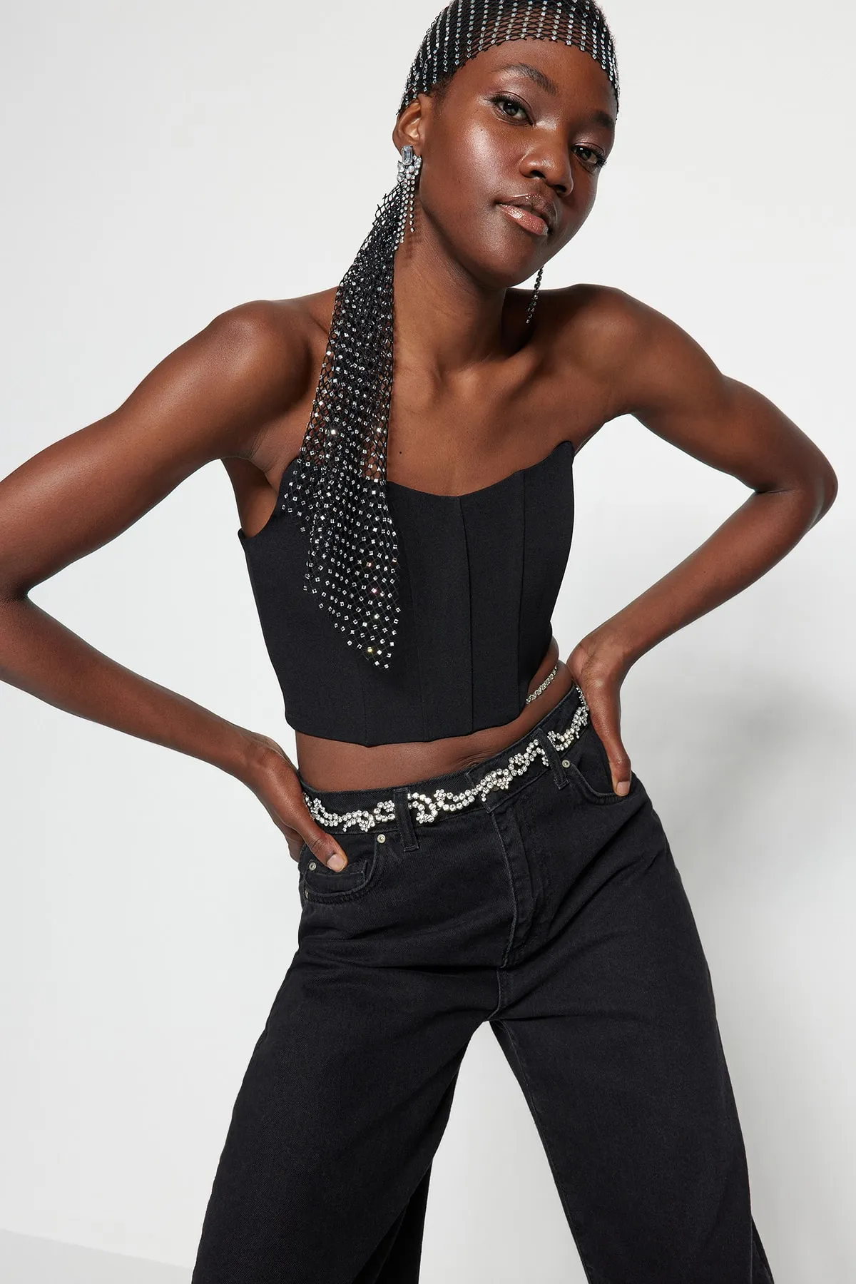 Trendyol Collection  Schwarzes Bustier mit kurzem Futter und gewebten Accessoires TPRSS23BS00035