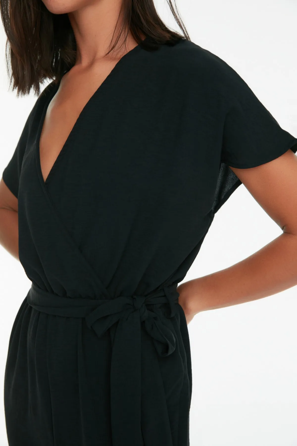 Trendyol Collection  Schwarzer Maxi-Weboverall mit Schnürung und detailliertem zweireihigem Kragen TWOSS21TU0112