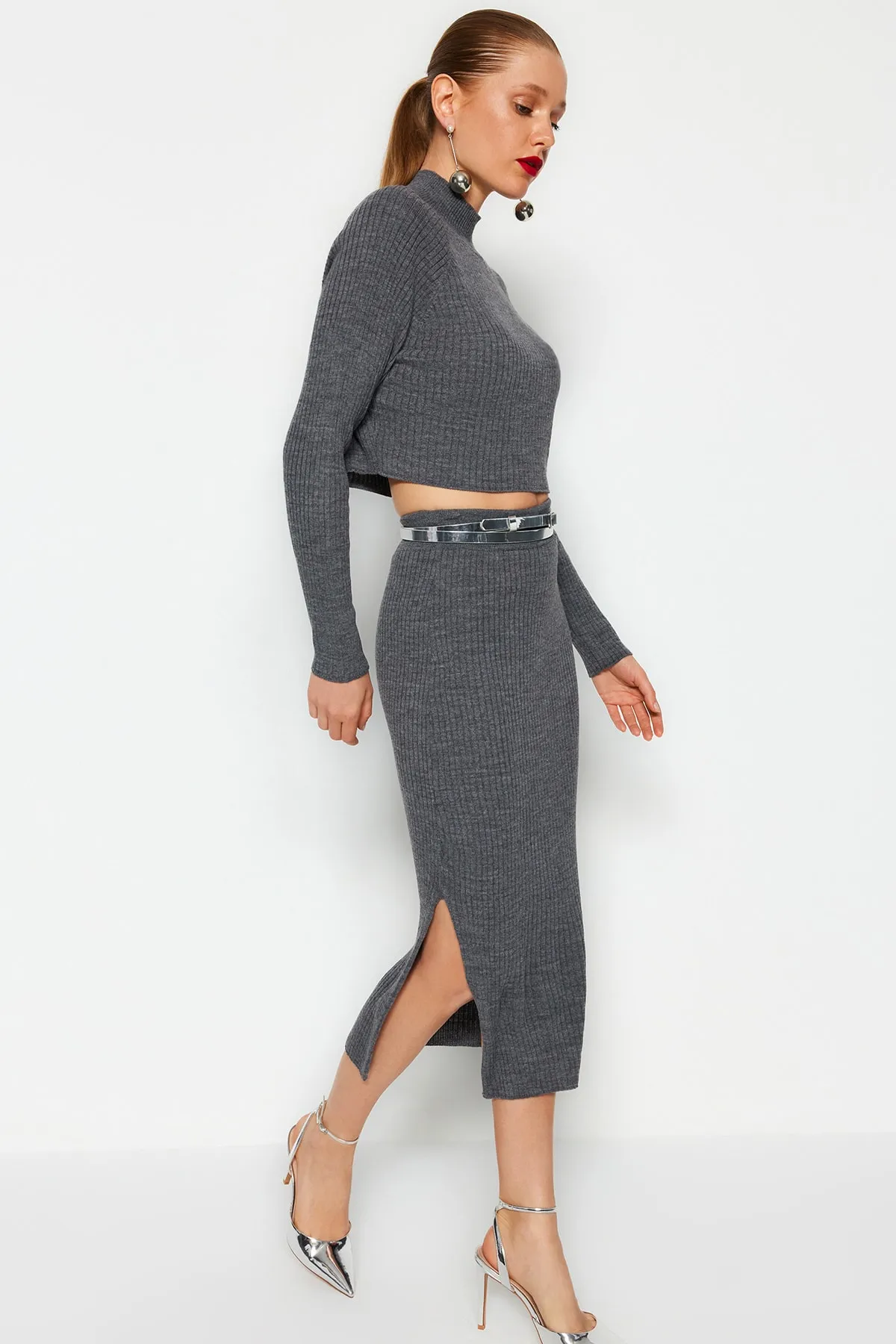 Trendyol Collection  Anthrazitfarbenes, kurzes Basic-Set aus Strickoberteil und -unterteil mit Rock TWOAW23AU00170