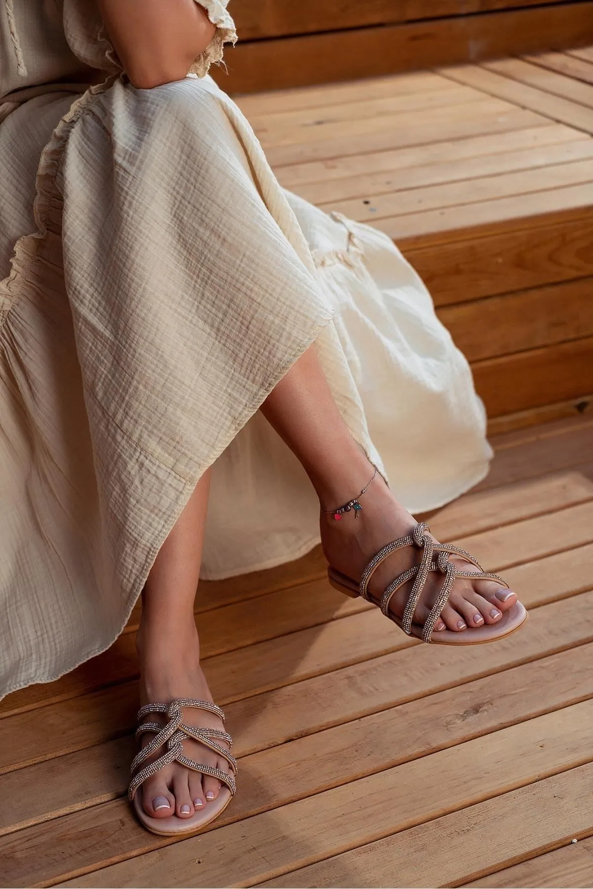 NİŞANTAŞI SHOES  Bowie Skin Damen-Hausschuhe mit mattem Steindetail, Kreuzband und flacher Sohle
