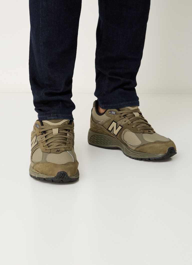 Teniși New Balance 2002 cu detalii din piele întoarsă și plasă.