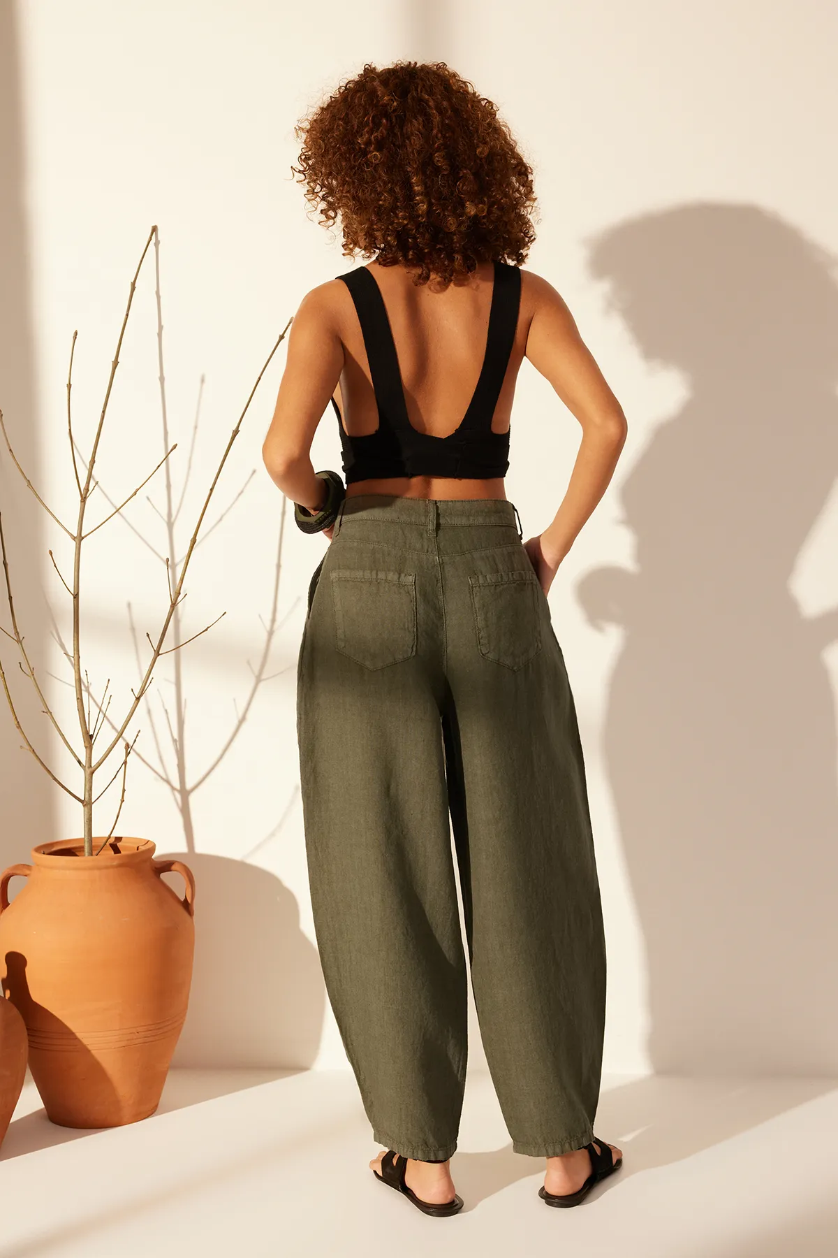 Trendyol Collection  Grüne Hose aus 100 % Leinen mit hoher Taille TWOSS24JE00243