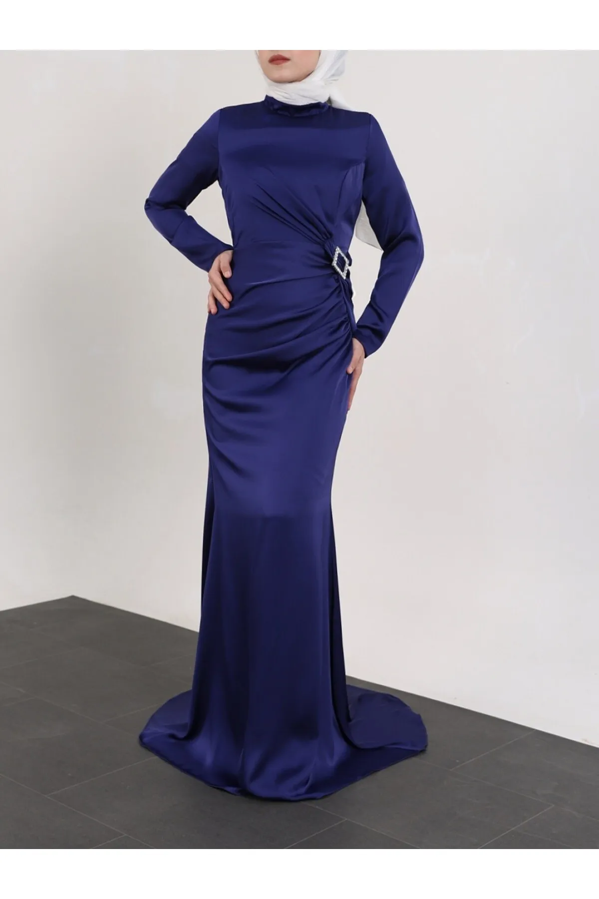 Modamorfo  Seitlich gerafftes Abendkleid aus Satin mit Stein-Taka-Detail