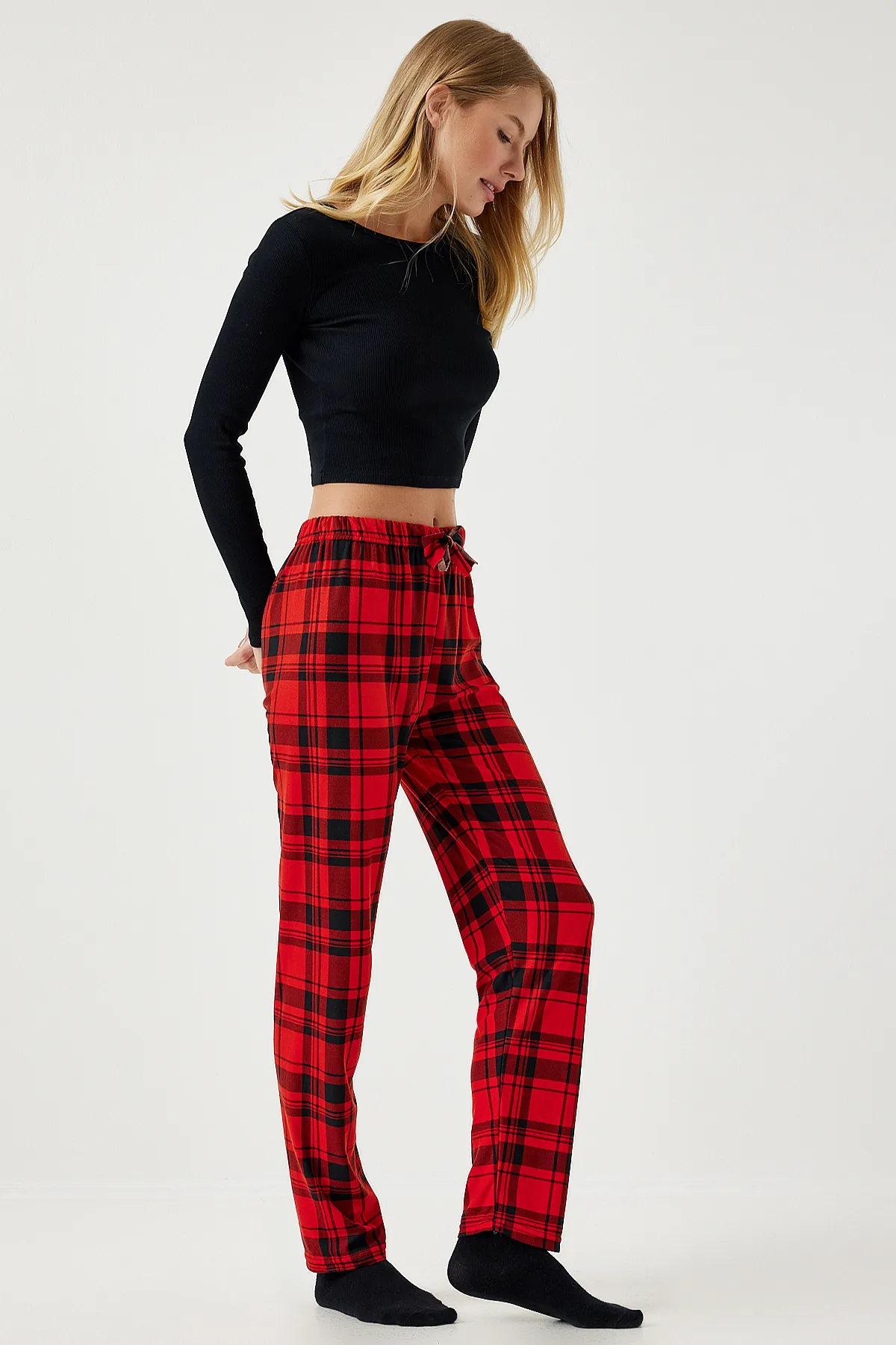 Happiness İstanbul  Rote Pyjamahose aus weichem Strick mit Muster für Damen CE00089