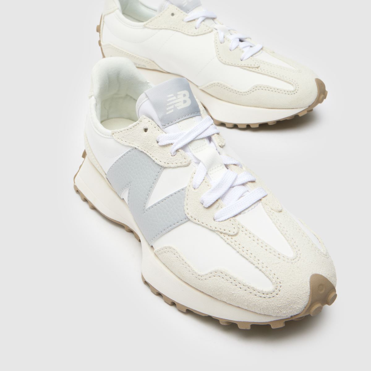 New Balance 327 träningsskor i vitt och grått