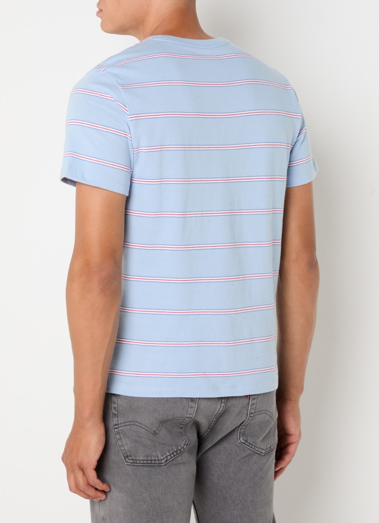 Camiseta Levi's com estampa listrada e logotipo.