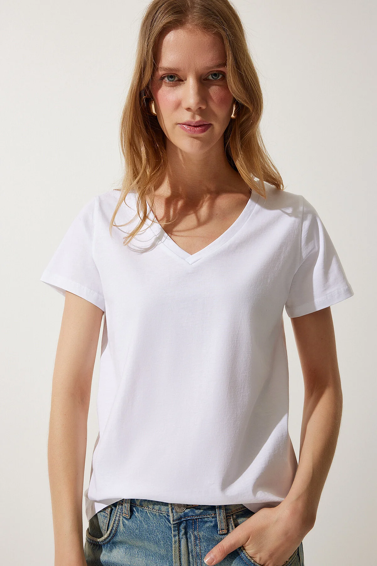 Happiness İstanbul  Weißes Basic-Strick-T-Shirt mit V-Ausschnitt für Damen UB00261
