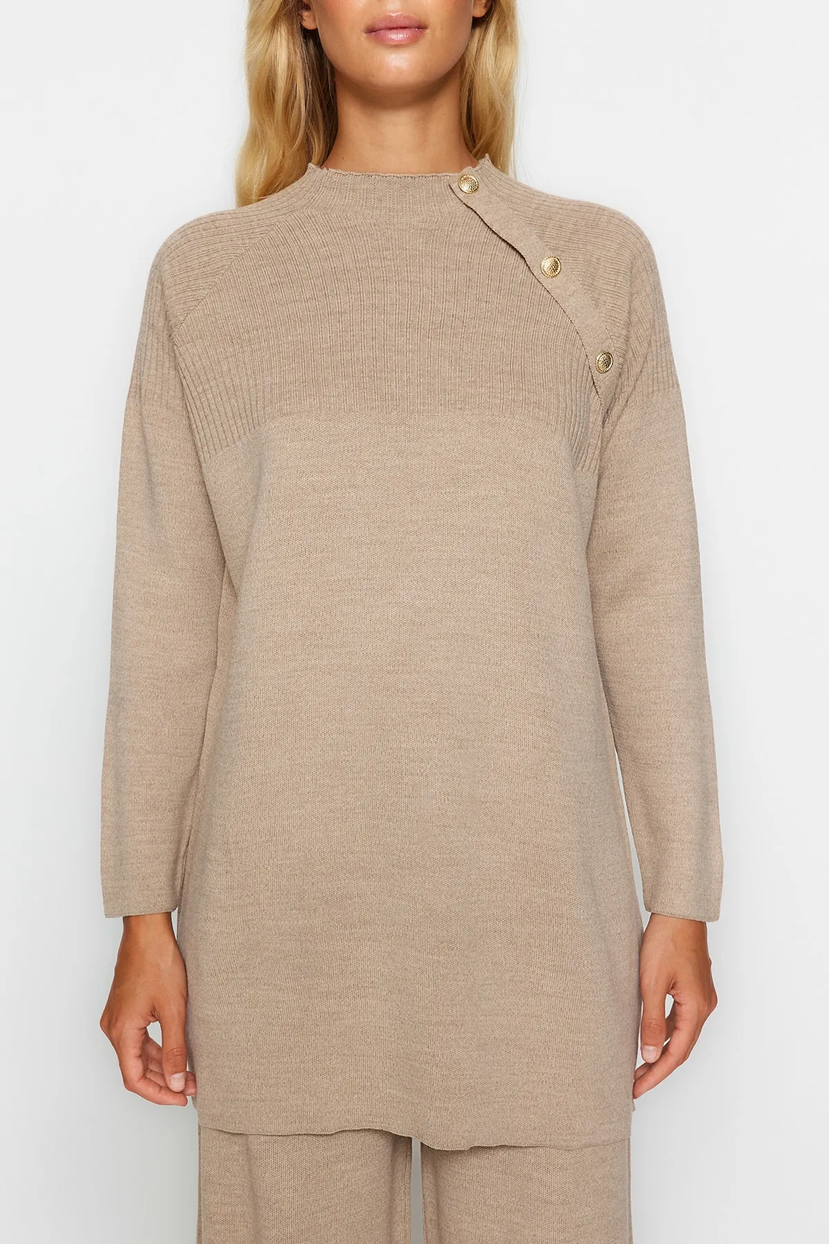 Trendyol Modest  Nerzfarbenes Strickoberteil und -unterteil mit Knopfdetails TCTAW24US00042