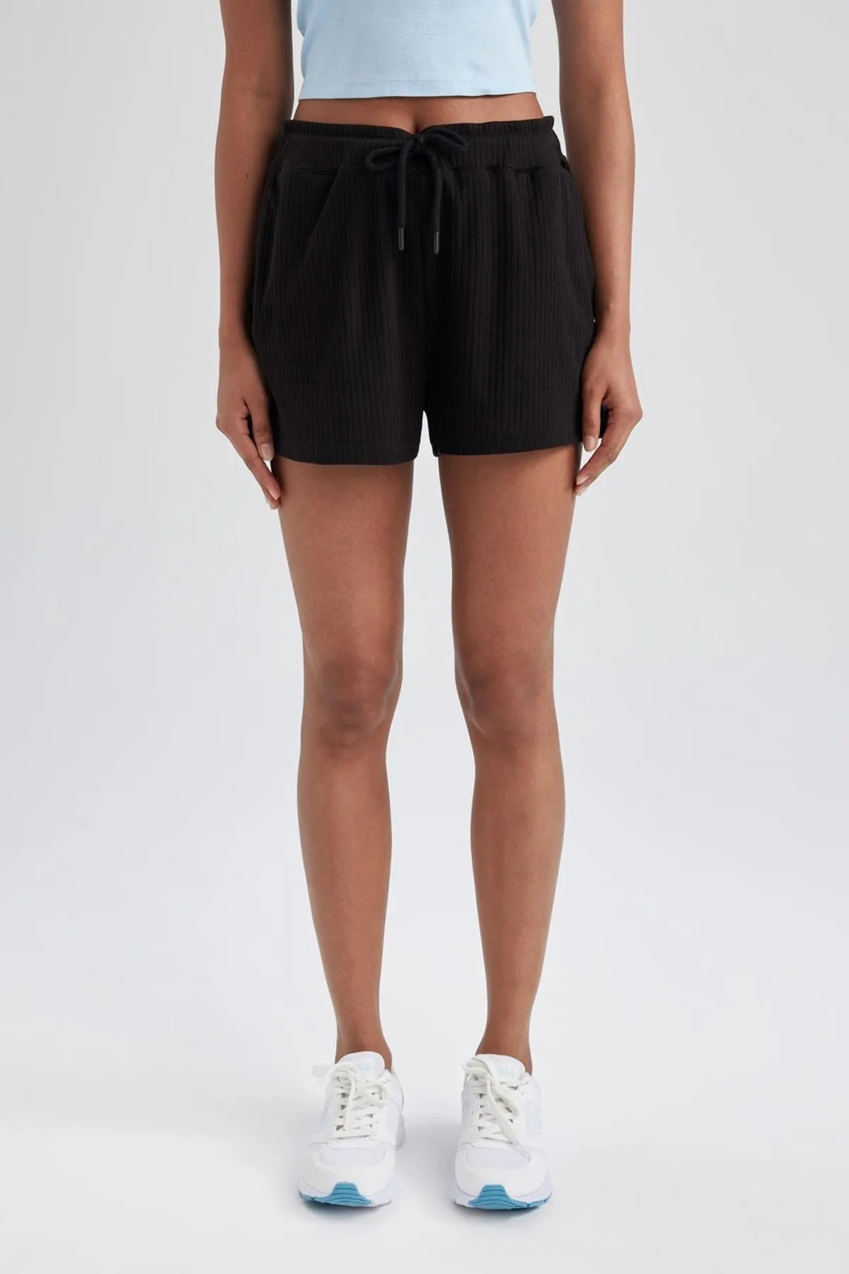 DeFacto  Passform: Sportliche kurze gerippte Shorts mit Standard-Passform A9919ax23hs