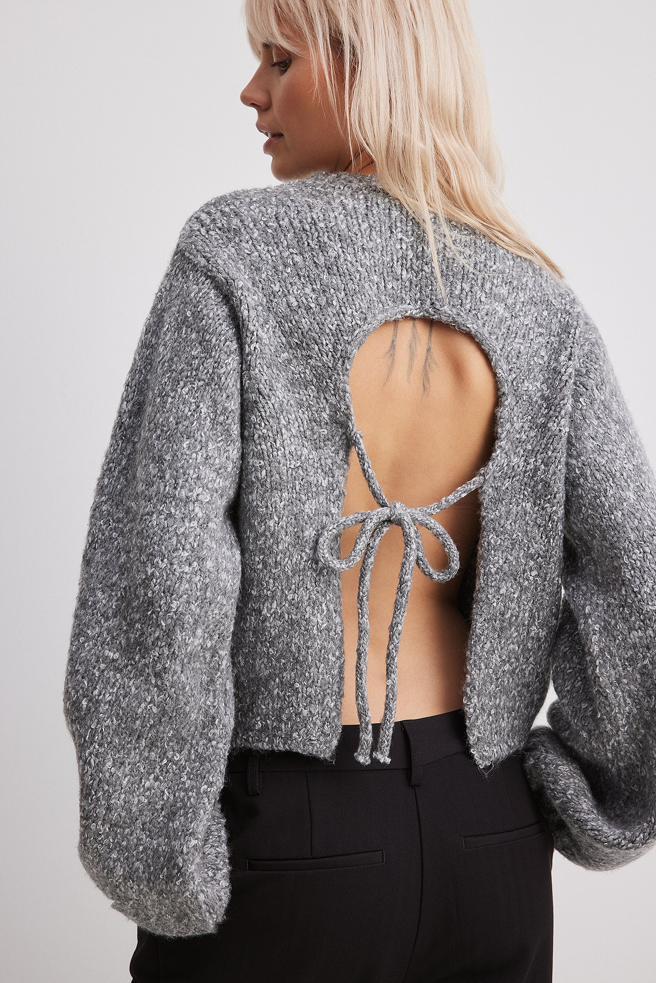 Gestrickter Pullover mit offenem Rücken