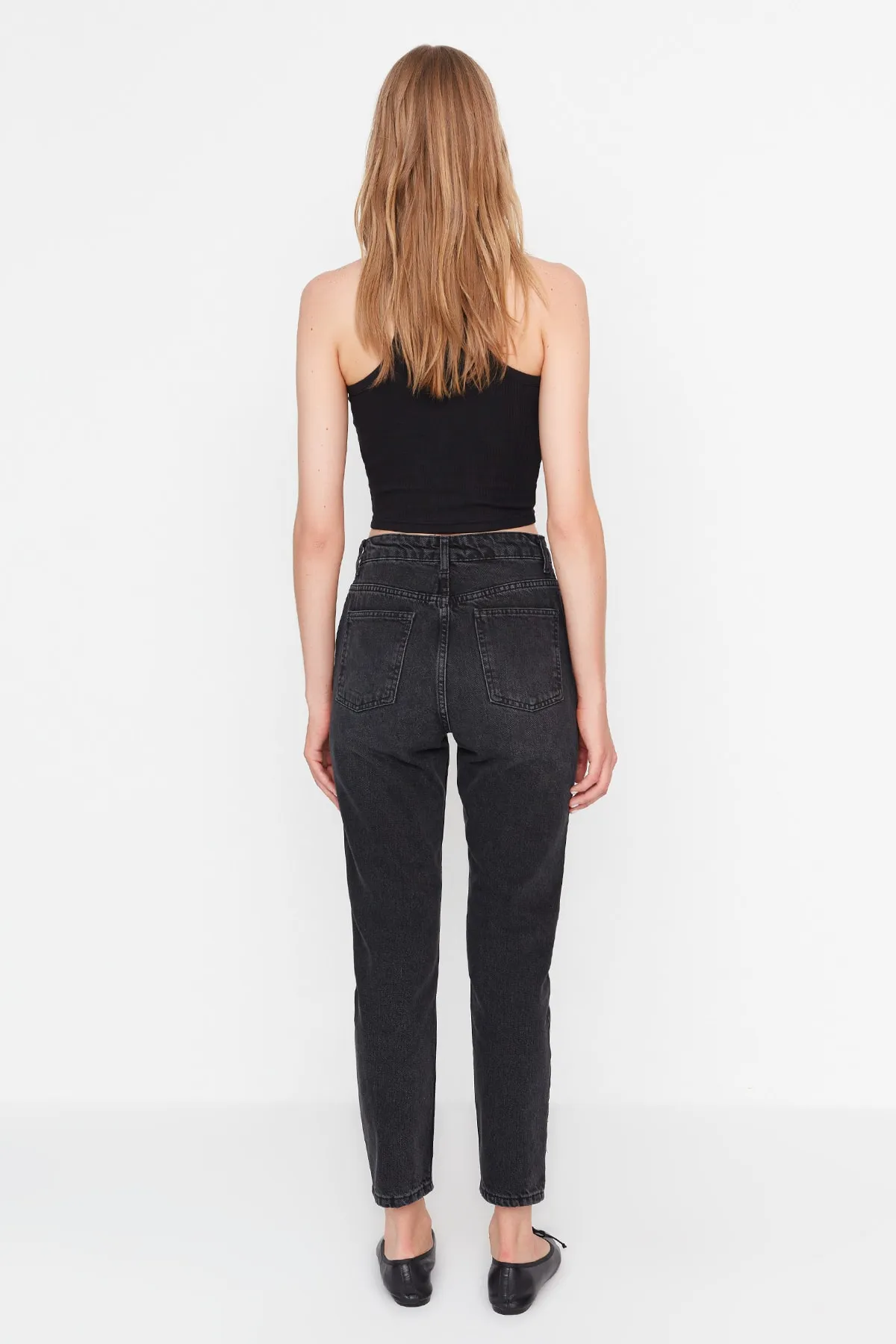 Trendyol Collection  Schwarze, nachhaltigere High Bel Mom Jeans TWOAW23JE00369