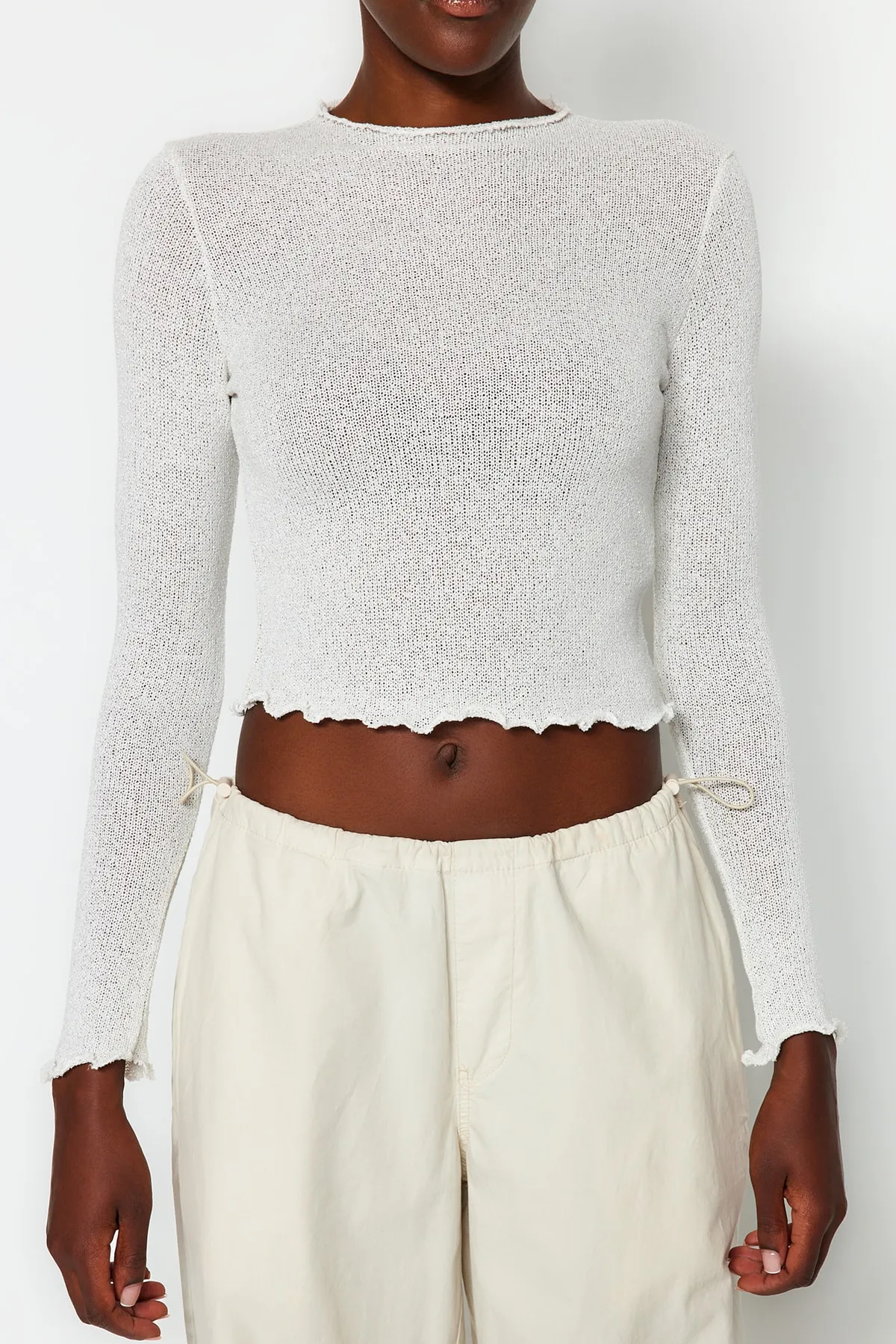 Trendyol Collection  Ecru-Lurex-Strickbluse mit hohem Kragen und kurzem Schnitt im Strick-Look TWOAW24BZ00096