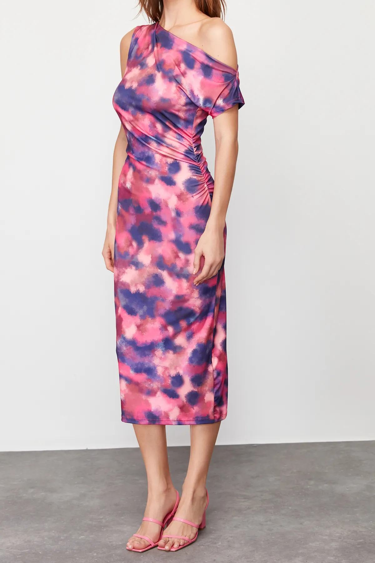 Trendyol Collection  Mehrfarbig bedrucktes, figurbetontes, ärmelloses Stretch-Strick-Midi-Bleistiftkleid mit U-Boot-Ausschnitt TWOSS24EL00662
