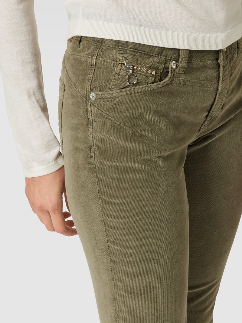 Slim Fit Hose aus Cord mit Reißverschlusstasche in khaki