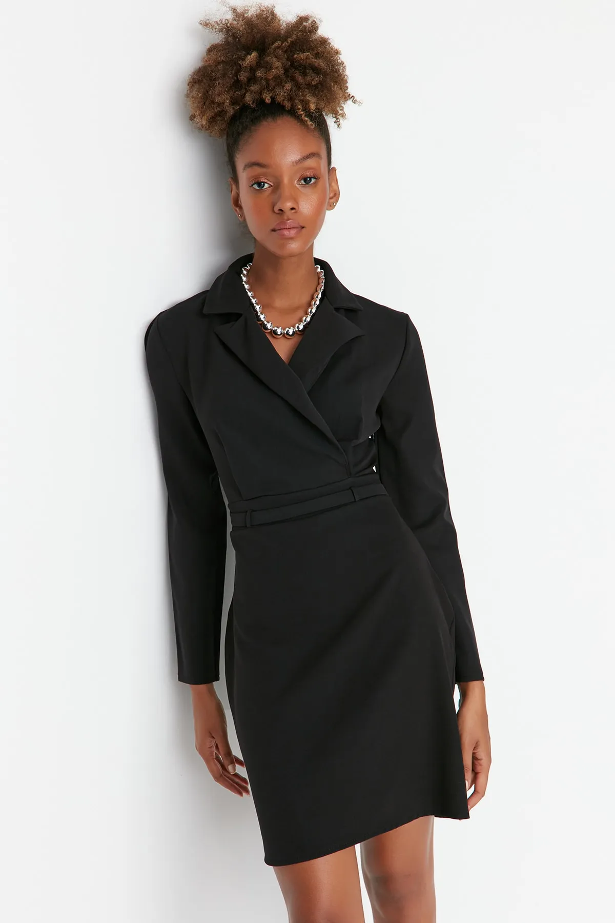 Trendyol Collection  Schwarzes Mini-Kleid mit gewebter Jacke und Kragen TWOAW23EL00360
