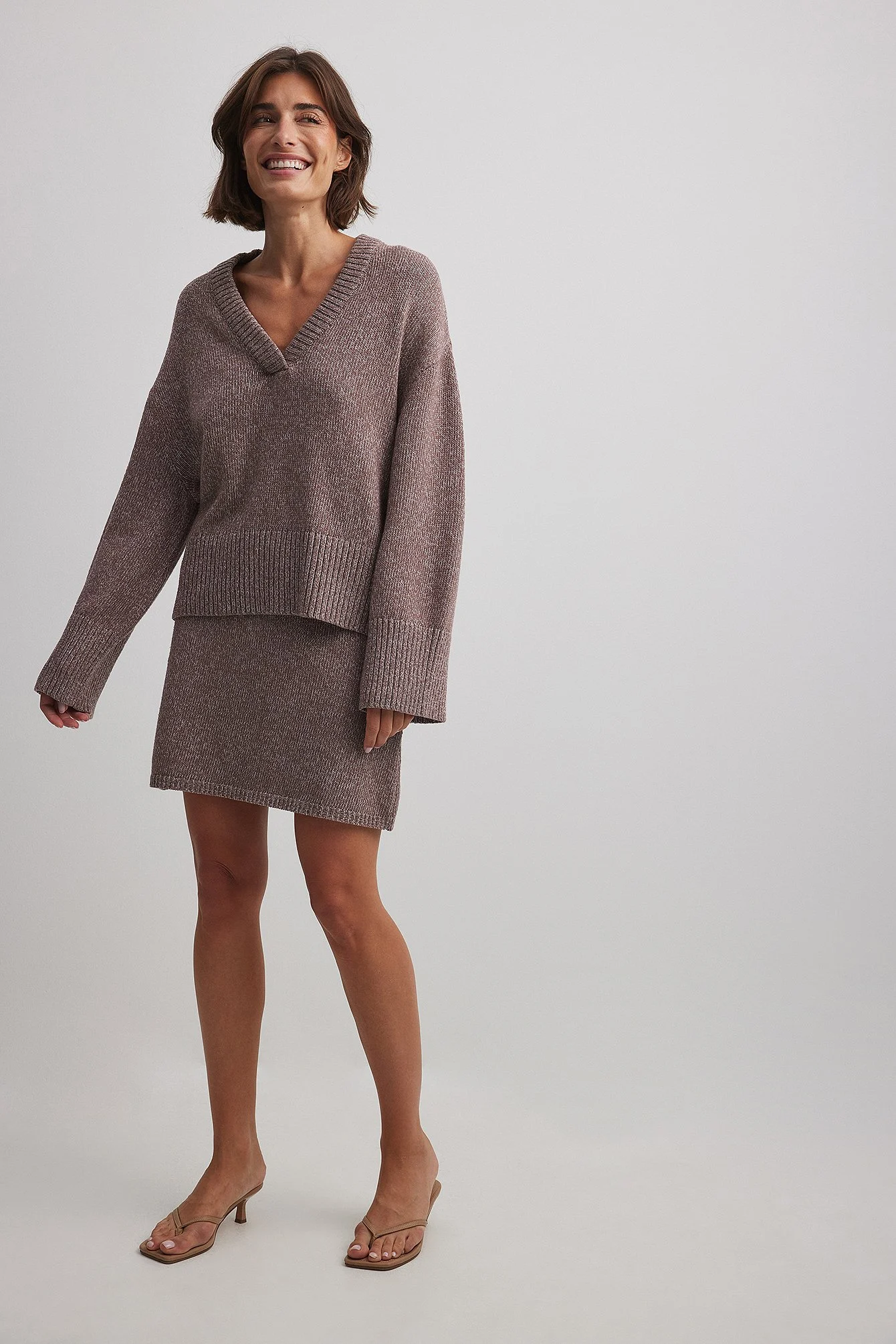 Strickpullover mit V-Ausschnitt und weiten Ärmeln