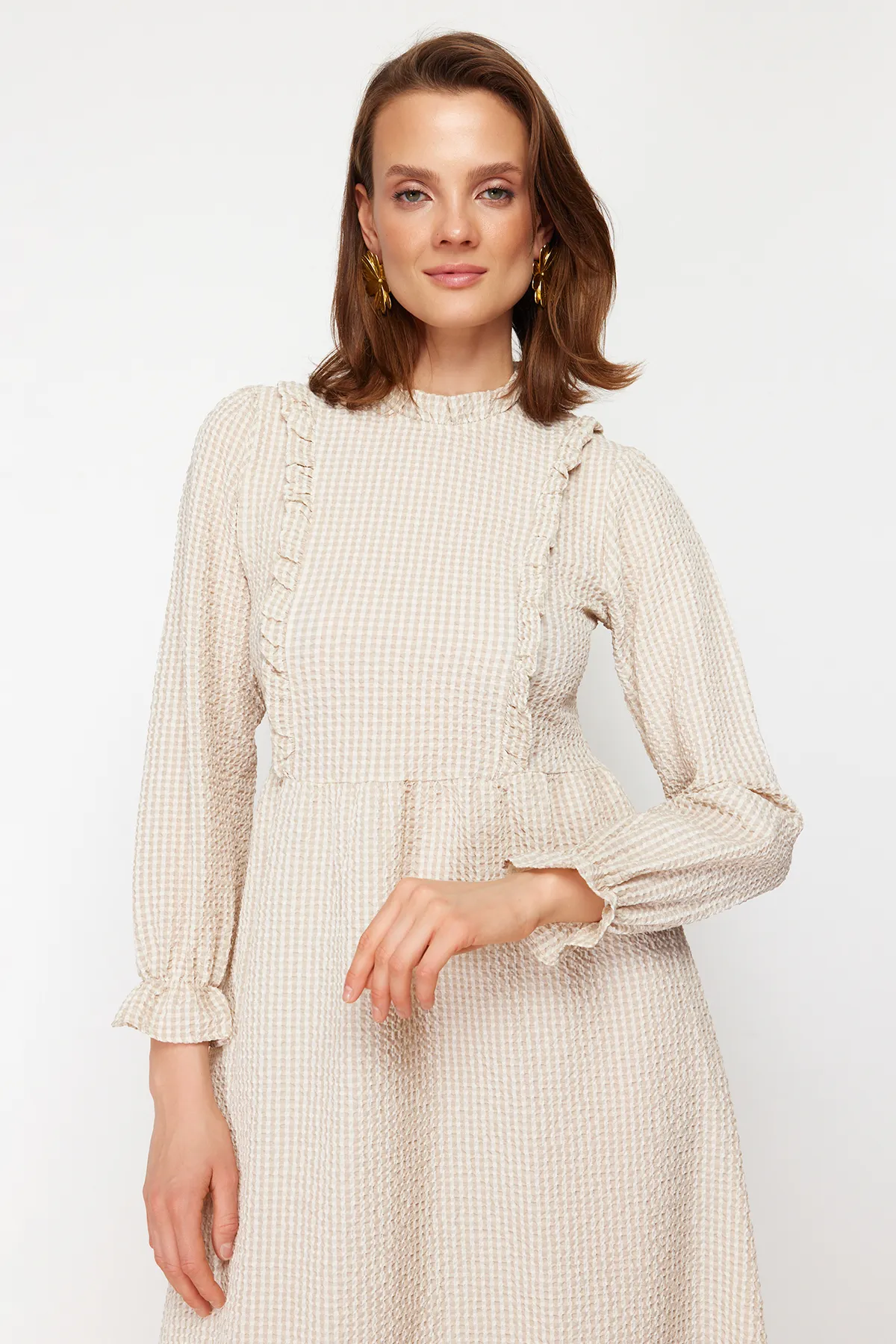 Trendyol Modest  Beiges gewebtes Kleid mit Gingham-Muster und Rüschendetail TCTSS21EB0028