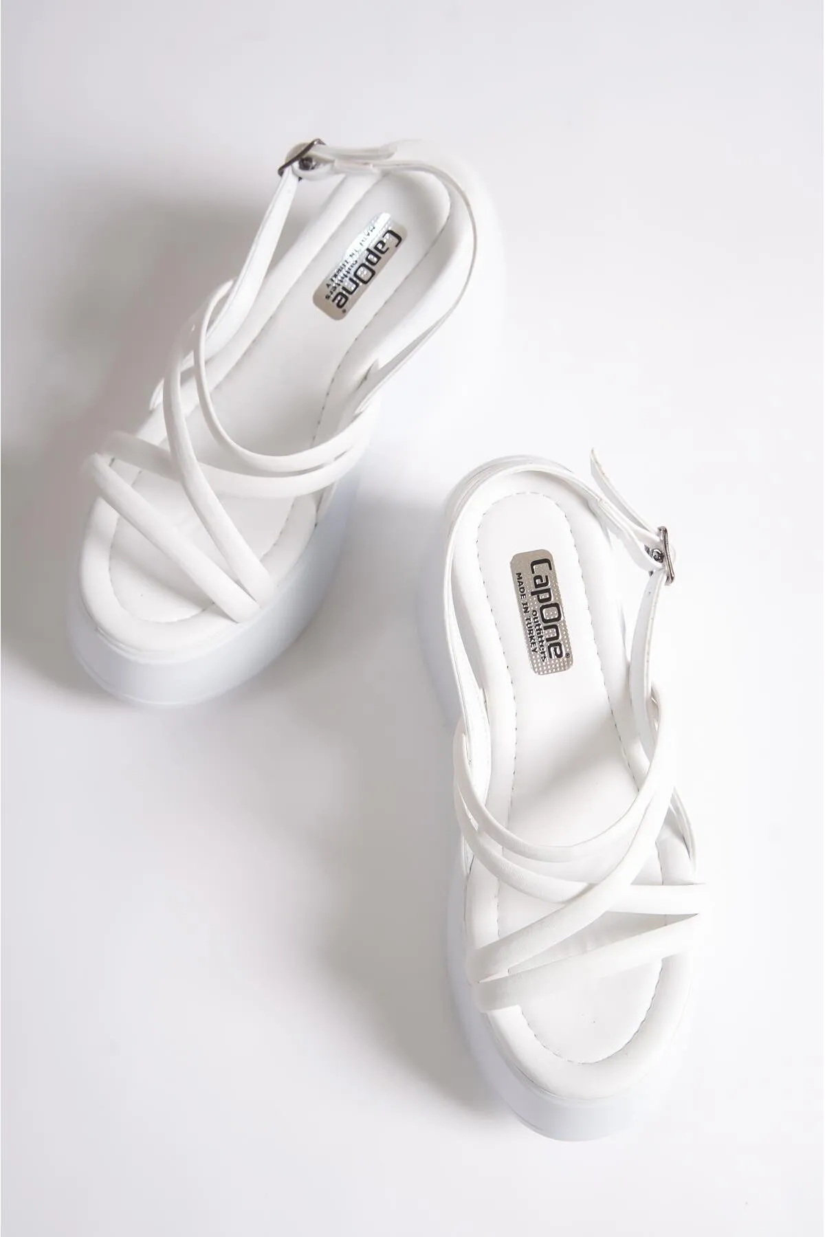 Capone Outfitters  Capone Damen-Sandalen mit hohem Keilabsatz und Knöchelriemen in Weiß
