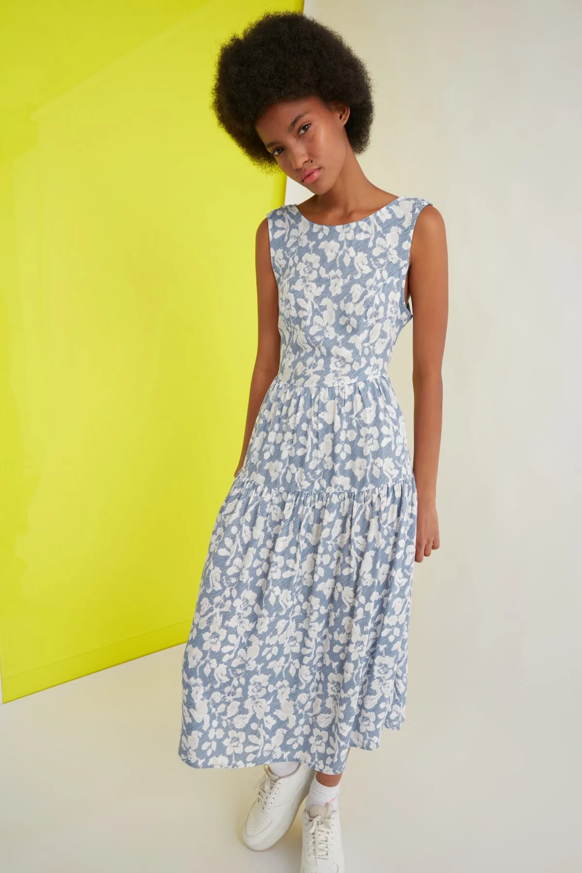 Trendyol Collection  Blaues Midi-Kleid mit gewebtem Rückendetail und Blumenmuster und Taillenöffnung TWOSS21EL0709