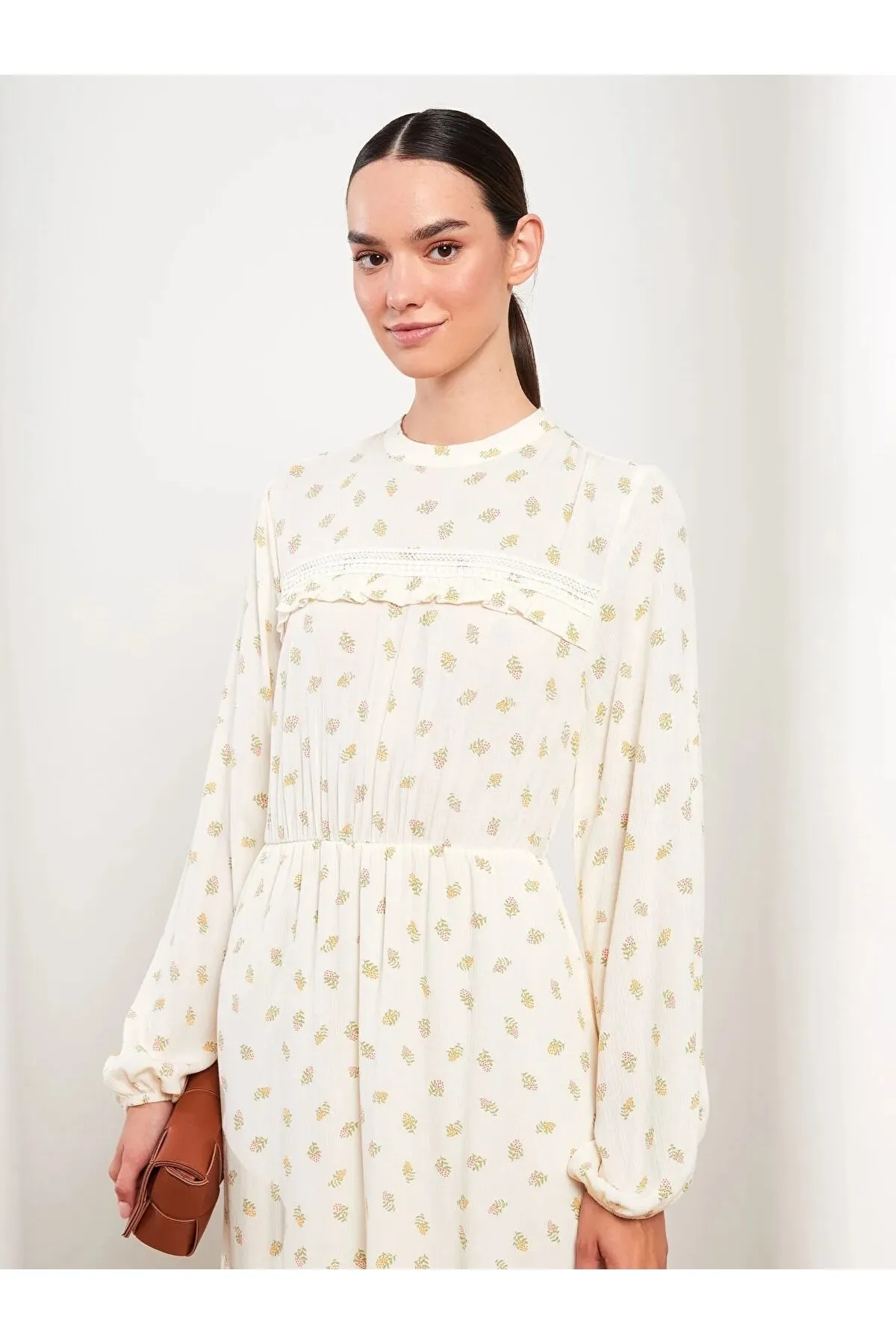 LC Waikiki  Gemustertes Damenkleid aus Viskose mit langen Ärmeln und Rundhalsausschnitt