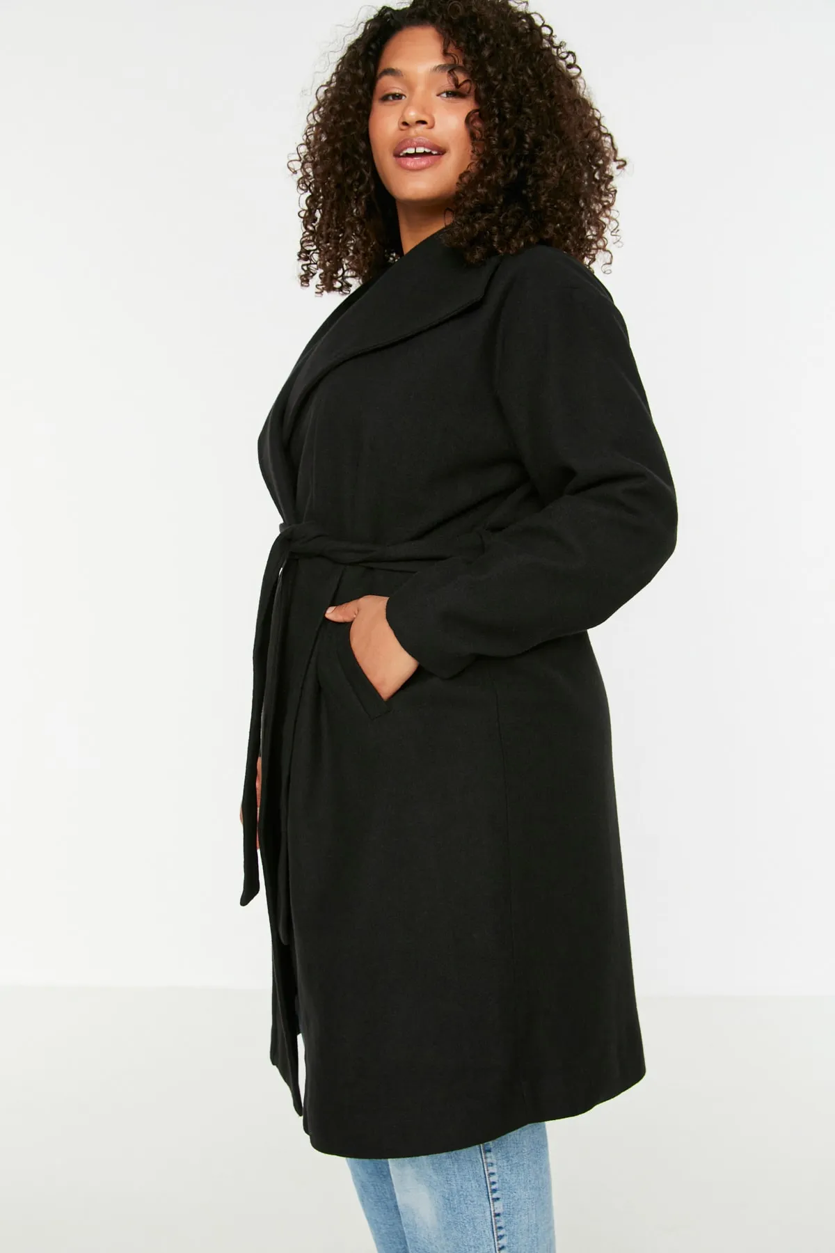Trendyol Curve  Schwarzer Oversize-Kaschmirmantel mit breitem Kragen und Gürtel TBBAW23KB00001