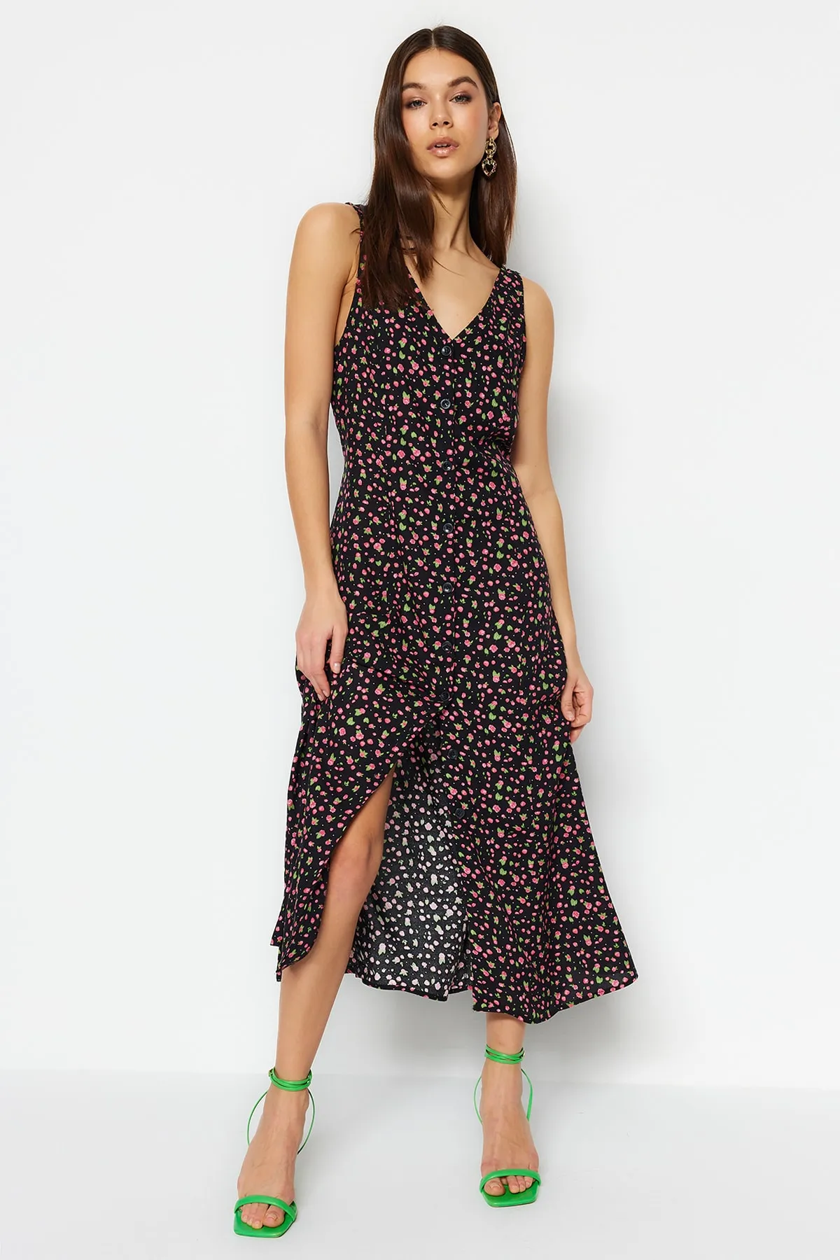 Trendyol Collection  Schwarzes gewebtes Kleid mit V-Ausschnitt TWOSS23EL01753