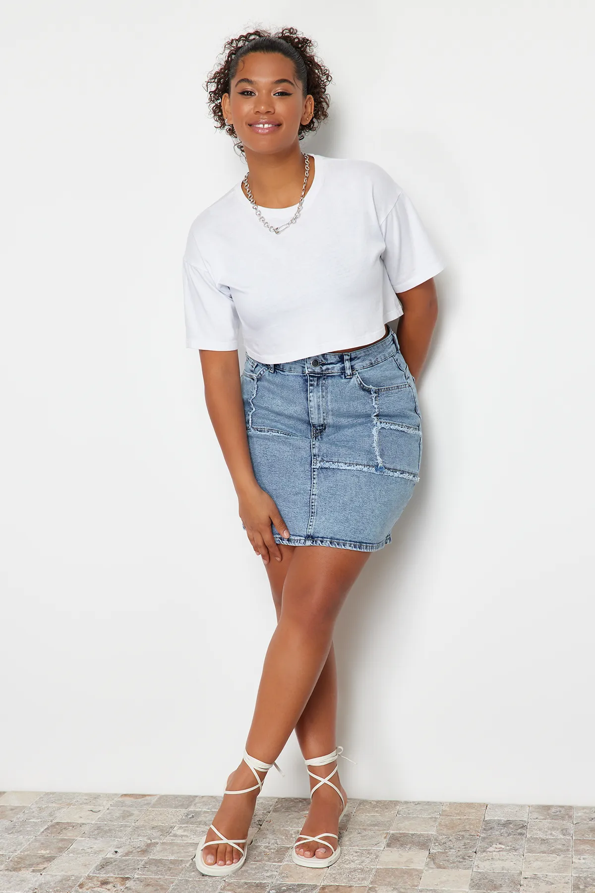 Trendyol Curve  Hellblauer Mini-Jeansrock mit Ziernähten und Quasten TBSSS24AZ00018