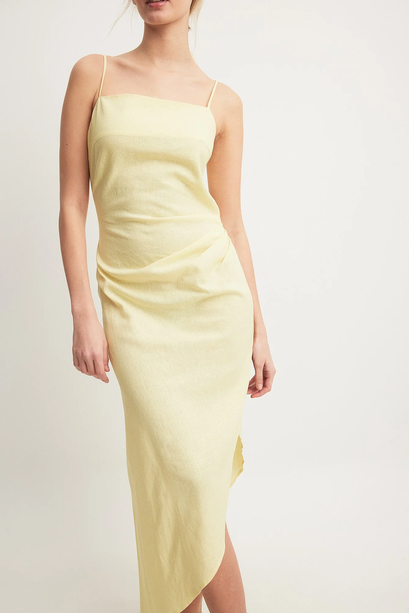 Asymmetrisches Midikleid mit offenem Rücken aus Leinen-Mix