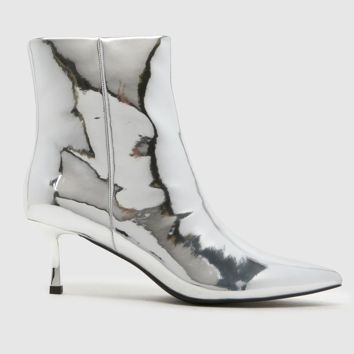 Schuh Brynn – Silverfärgade stövlar med kitten heel